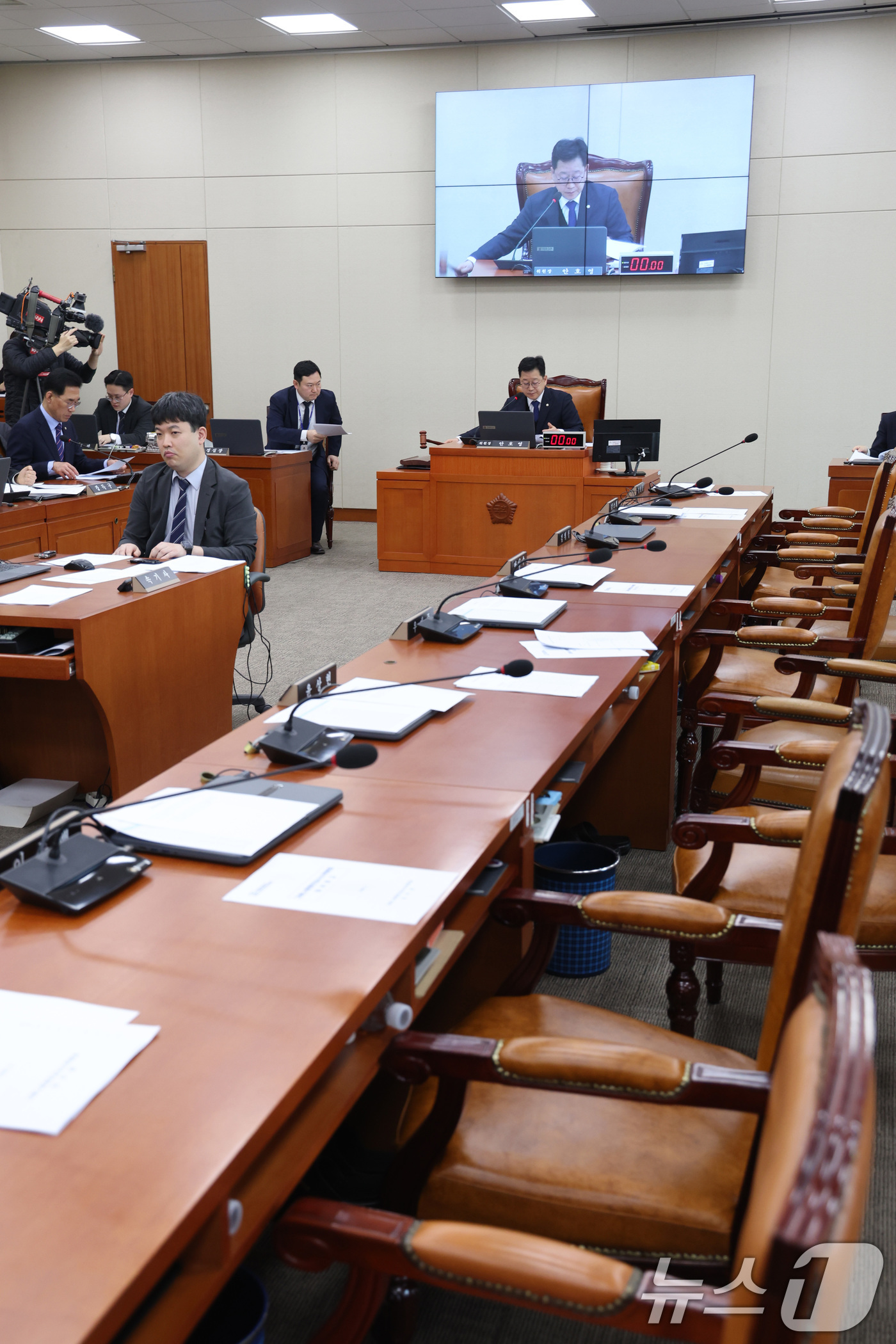 (서울=뉴스1) 신웅수 기자 = 안호영 위원장이 12일 서울 여의도 국회에서 열린 기후에너지환경노동위원회 전체회의에서 국민의힘 의원들이 퇴장한 가운데 법안을 통과시키고 있다. 20 …