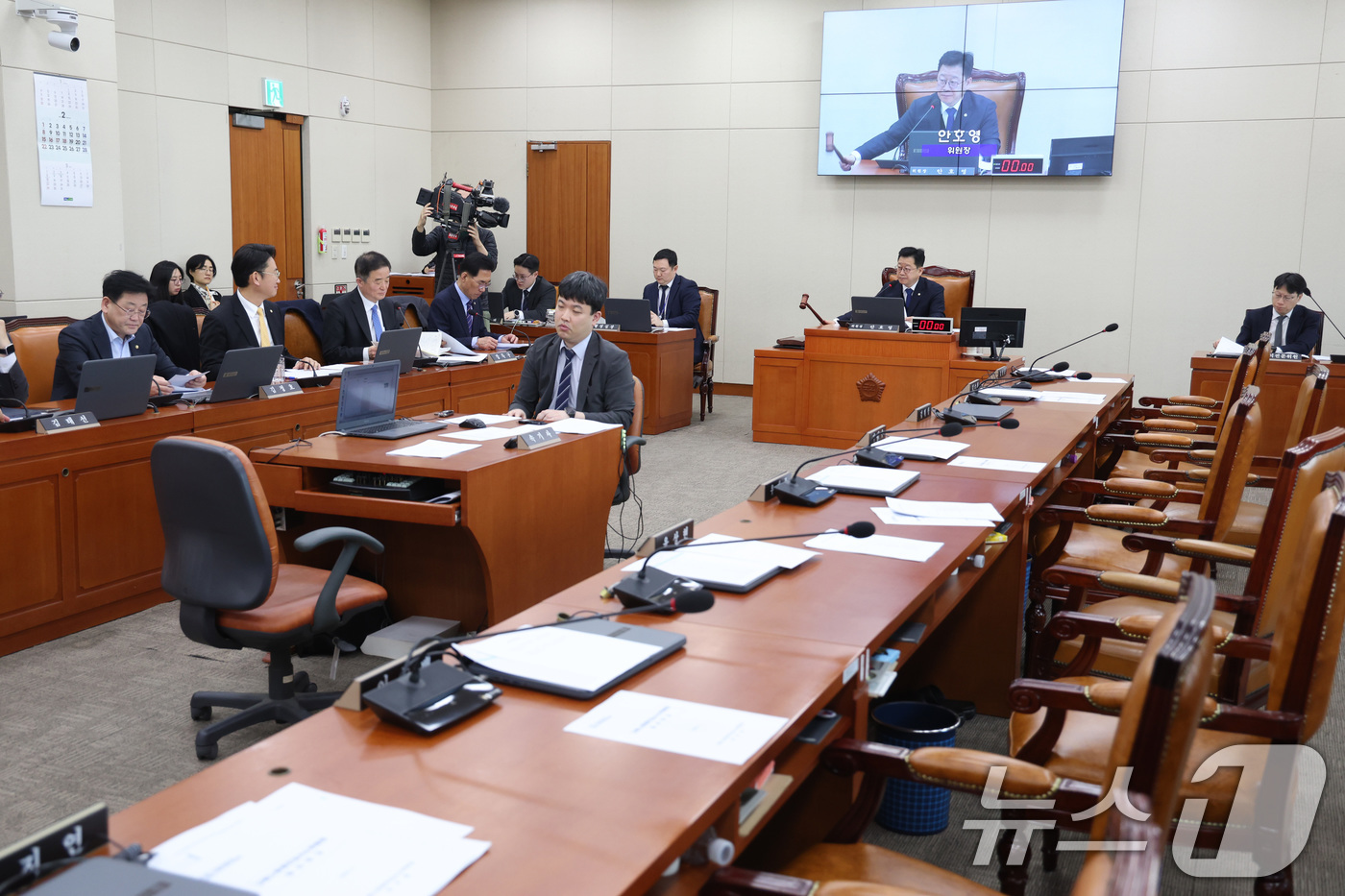 (서울=뉴스1) 신웅수 기자 = 안호영 위원장이 12일 서울 여의도 국회에서 열린 기후에너지환경노동위원회 전체회의에서 국민의힘 의원들이 퇴장한 가운데 법안을 통과시키고 있다. 20 …