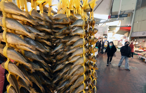 참조기 25만원·사과 8만원 '물가 쇼크'…반토막 난 설 장바구니