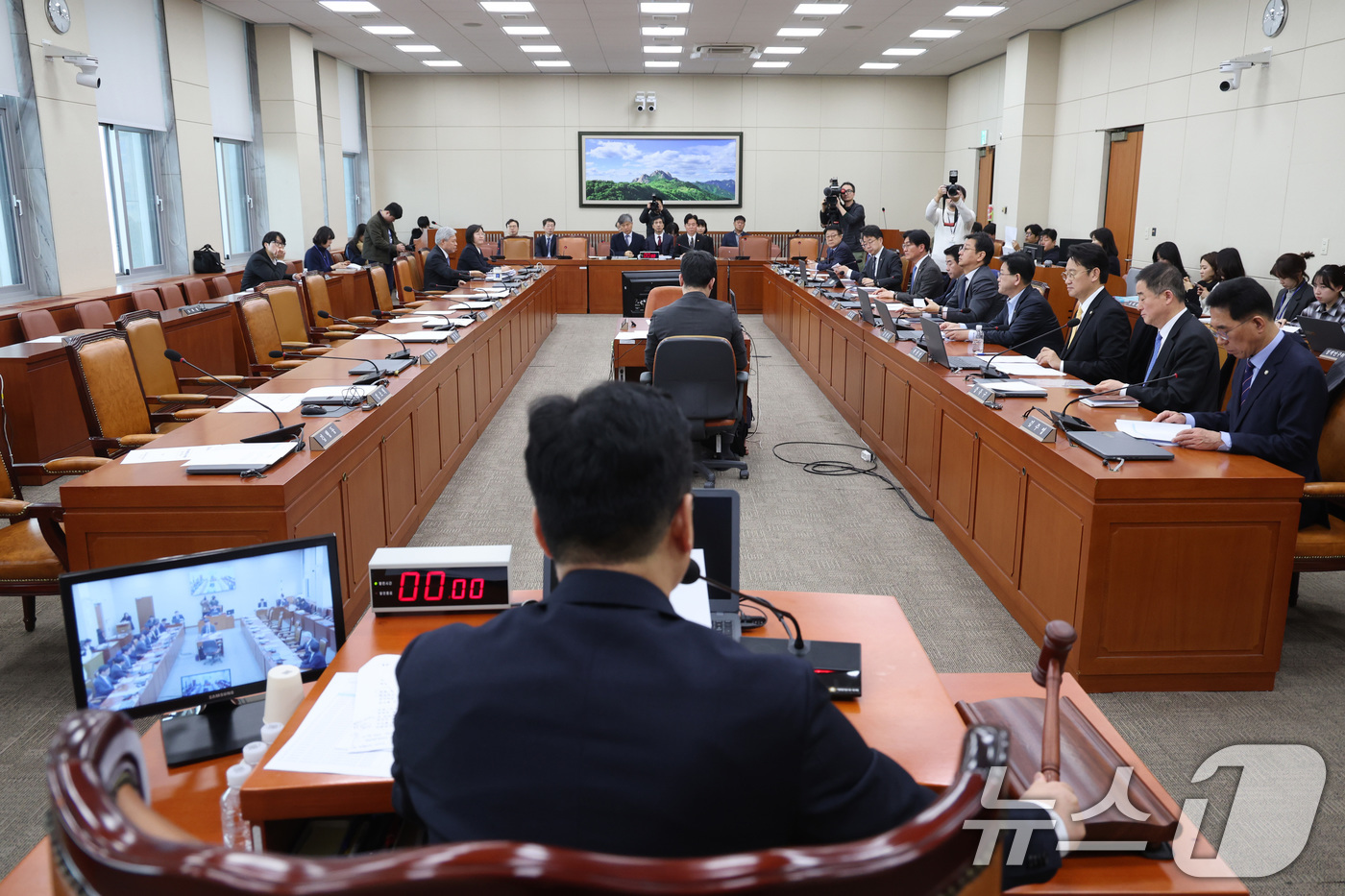 (서울=뉴스1) 신웅수 기자 = 안호영 위원장이 12일 서울 여의도 국회에서 열린 기후에너지환경노동위원회 전체회의에서 국민의힘 의원들이 퇴장한 가운데 법안을 통과시키고 있다. 20 …