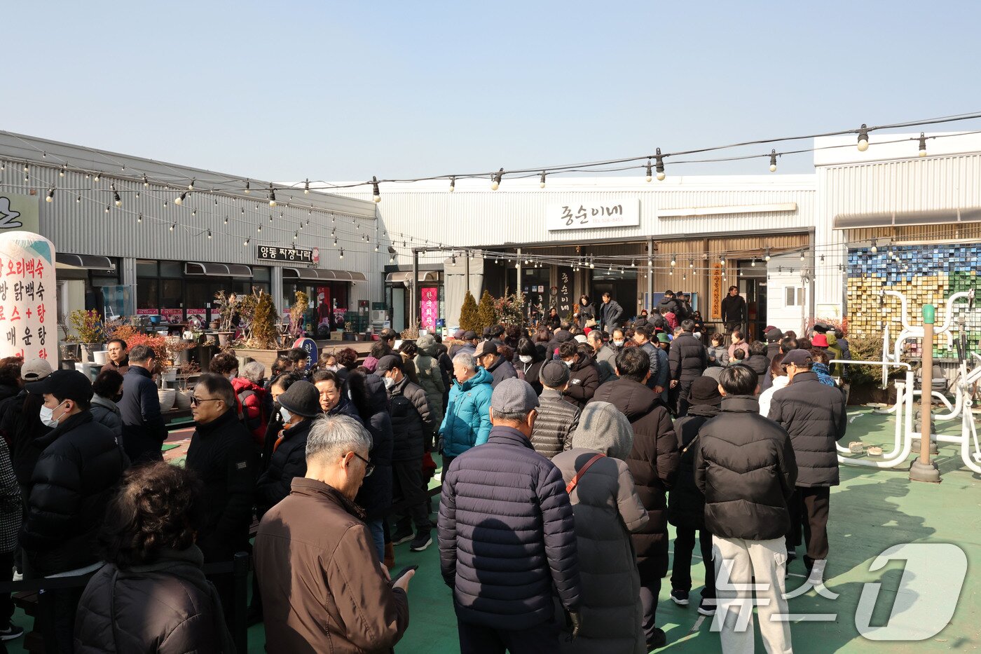 본문 이미지 - 설 명절 연휴를 이틀 앞둔 12일 오전 광주 서구 양동시장에 온누리상품권 환급행사 장소에 환급 받으려는 시민들이 길게 줄서고 있다. 2026.2.12 ⓒ 뉴스1 박지현 기자