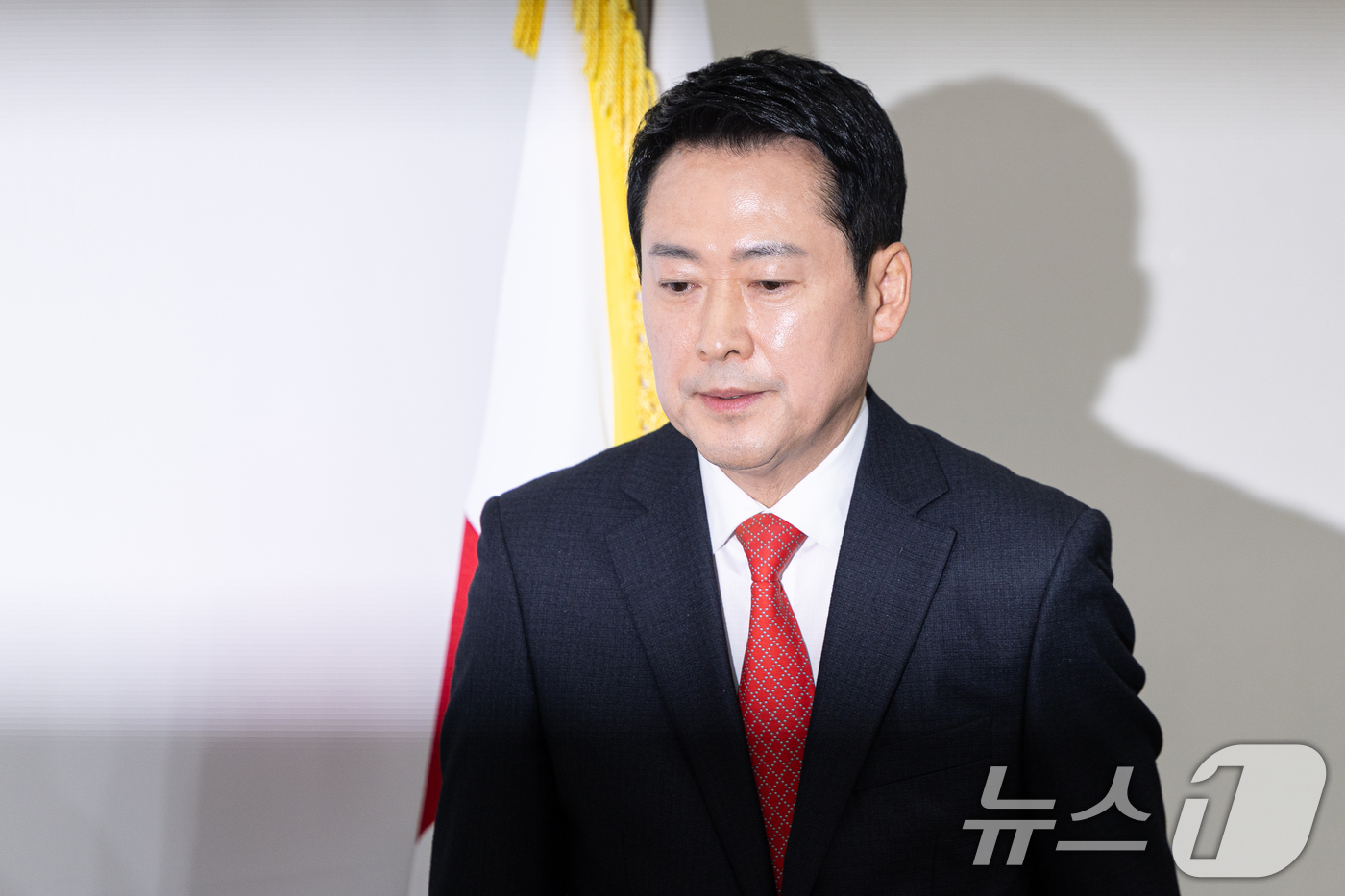 (서울=뉴스1) 이승배 기자 = 장동혁 국민의힘 대표가 12일 서울 여의도 국회에서 이재명 대통령과 청와대 오찬에 불참하기로 결정한 뒤 입장을 밝히기 위해 자리로 향하고 있다. 2 …