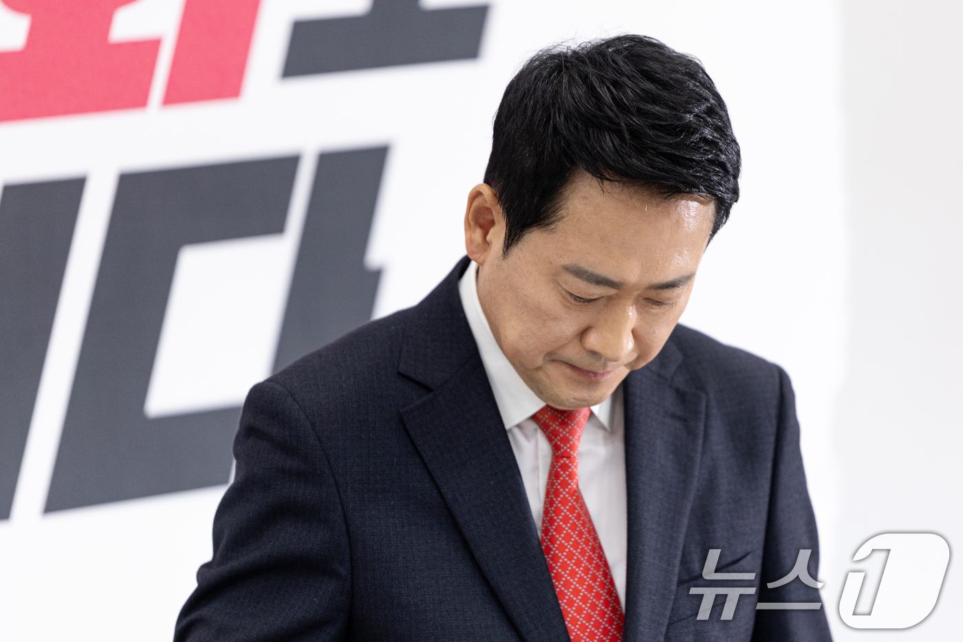 (서울=뉴스1) 이승배 기자 = 장동혁 국민의힘 대표가 12일 서울 여의도 국회에서 이재명 대통령과 청와대 오찬에 불참하기로 결정한 뒤 입장을 밝히기 위해 착석하고 있다. 2026 …