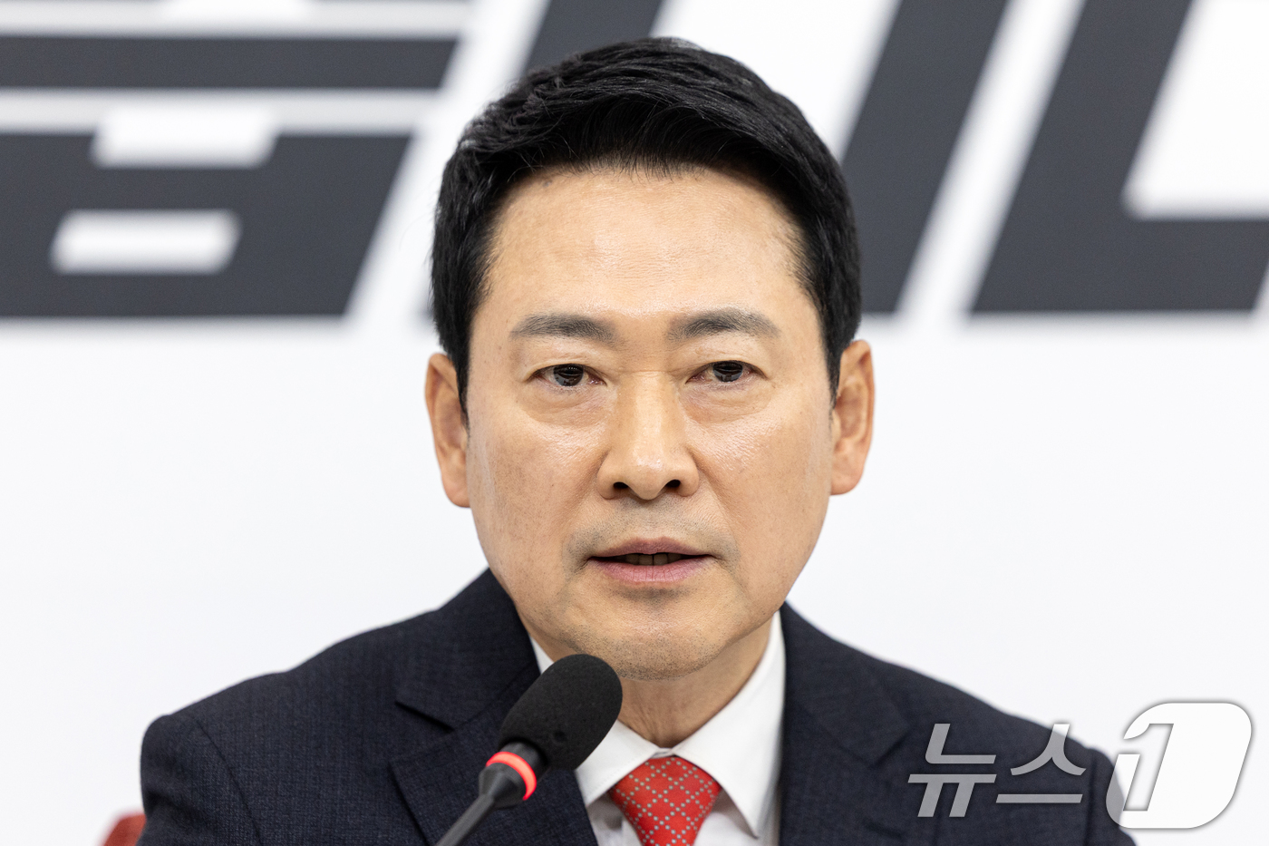 (서울=뉴스1) 이승배 기자 = 장동혁 국민의힘 대표가 12일 서울 여의도 국회에서 이재명 대통령과 청와대 오찬에 불참하기로 결정한 뒤 입장을 밝히고 있다.  2026.2.12/뉴 …