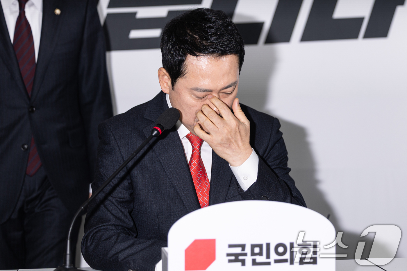 (서울=뉴스1) 이승배 기자 = 장동혁 국민의힘 대표가 12일 서울 여의도 국회에서 이재명 대통령과 청와대 오찬에 불참하기로 결정한 뒤 입장을 밝히기 위해 자리하고 있다. 2026 …