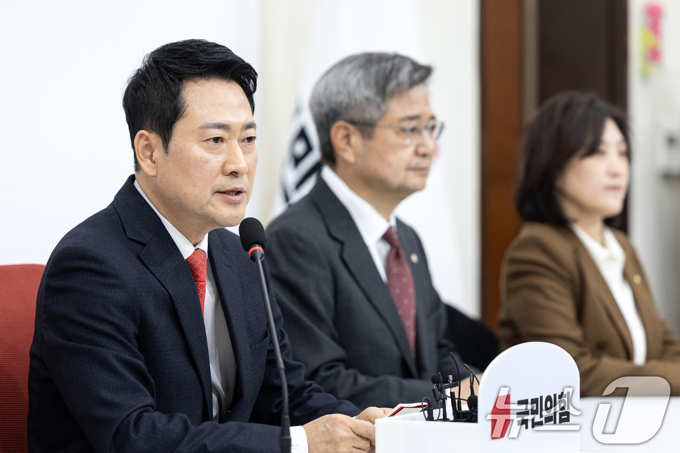 (서울=뉴스1) 이승배 기자 = 장동혁 국민의힘 대표가 12일 서울 여의도 국회에서 이재명 대통령과 청와대 오찬에 불참하기로 결정한 뒤 입장을 밝히고 있다.  2026.2.12/뉴 …