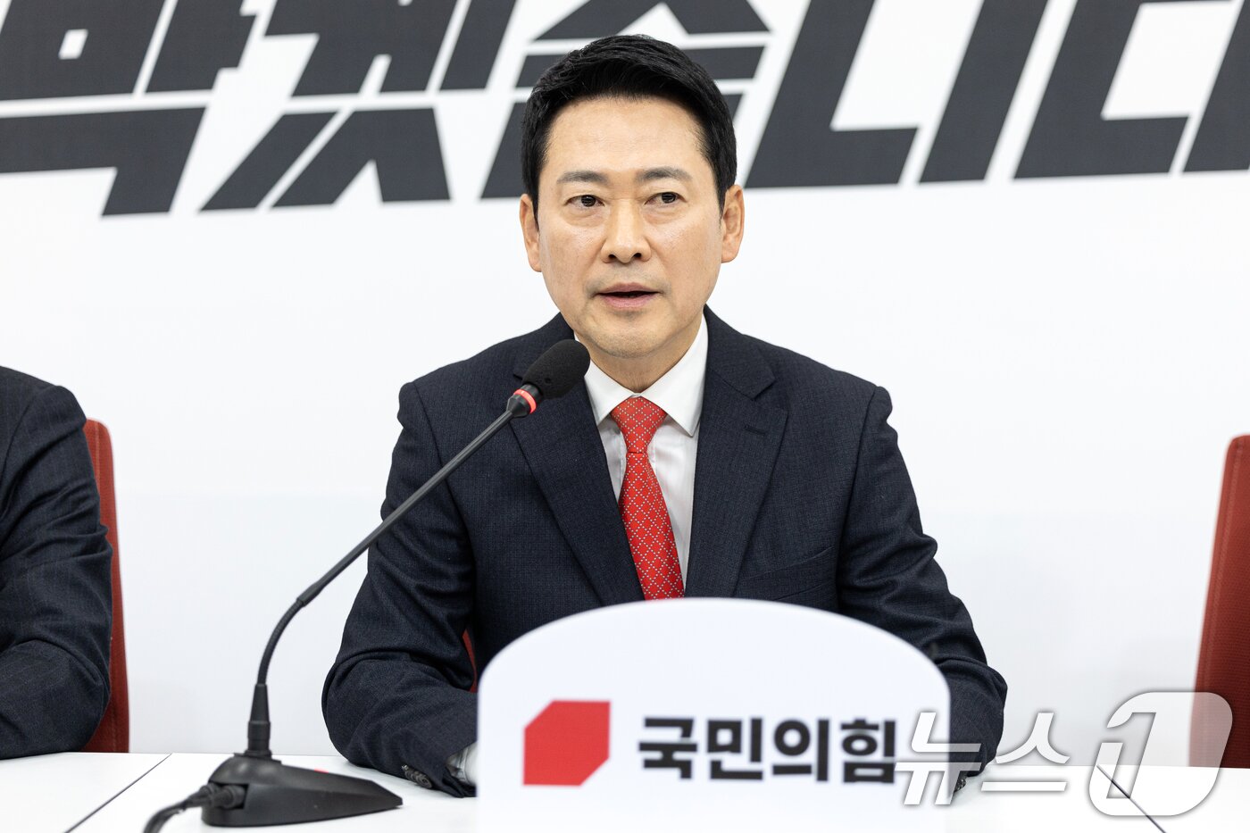 본문 이미지 - 장동혁 국민의힘 대표가 12일 서울 여의도 국회에서 이재명 대통령과 청와대 오찬에 불참하기로 결정한 뒤 입장을 밝히고 있다. 2026.2.12 ⓒ 뉴스1 이승배 기자