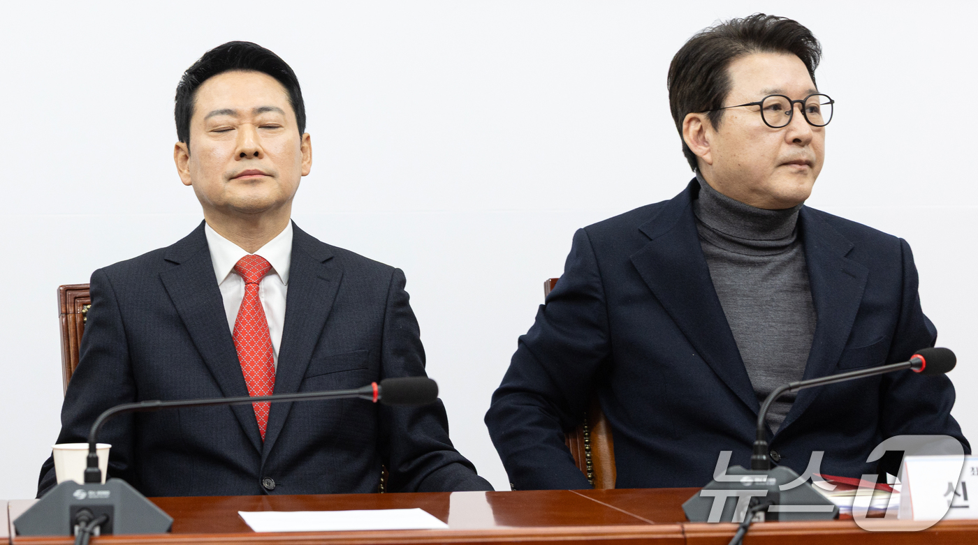 (서울=뉴스1) 이승배 기자 = 장동혁 국민의힘 대표가 12일 서울 여의도 국회에서 열린 최고위원회의에서 생각에 잠겨있다. 2026.2.12/뉴스1