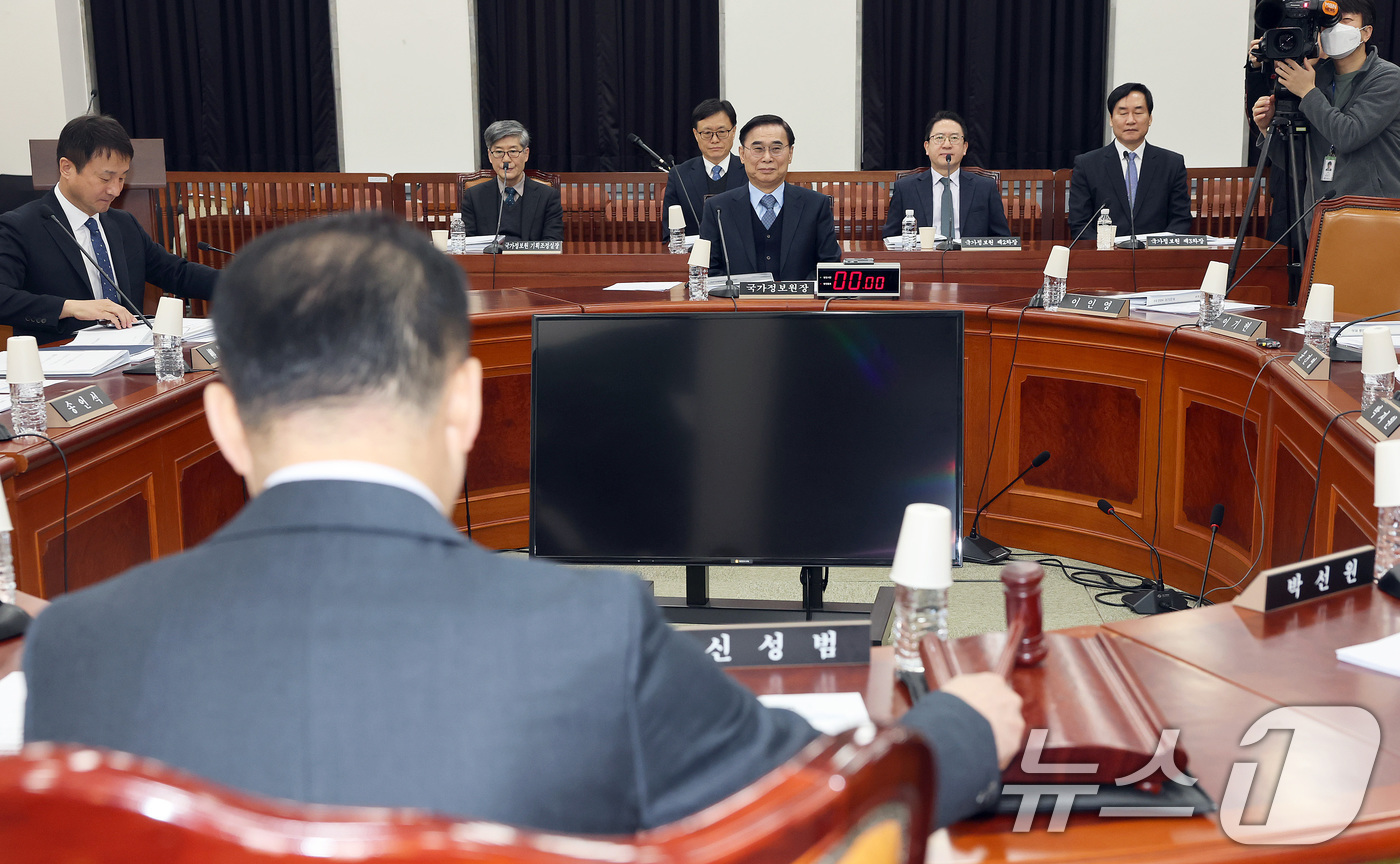 (서울=뉴스1) 국회사진기자단 = 12일 서울 여의도 국회에서 열린 정보위원회 전체회의에서 신성범 위원장이 의사봉을 두드리고 있다. 2026.2.12/뉴스1