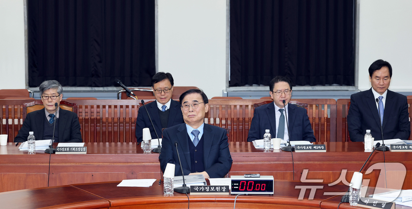 (서울=뉴스1) 국회사진기자단 = 이종석 국가정보원장이 12일 서울 여의도 국회에서 열린 정보위원회 전체회의에 출석해 있다. 2026.2.12/뉴스1