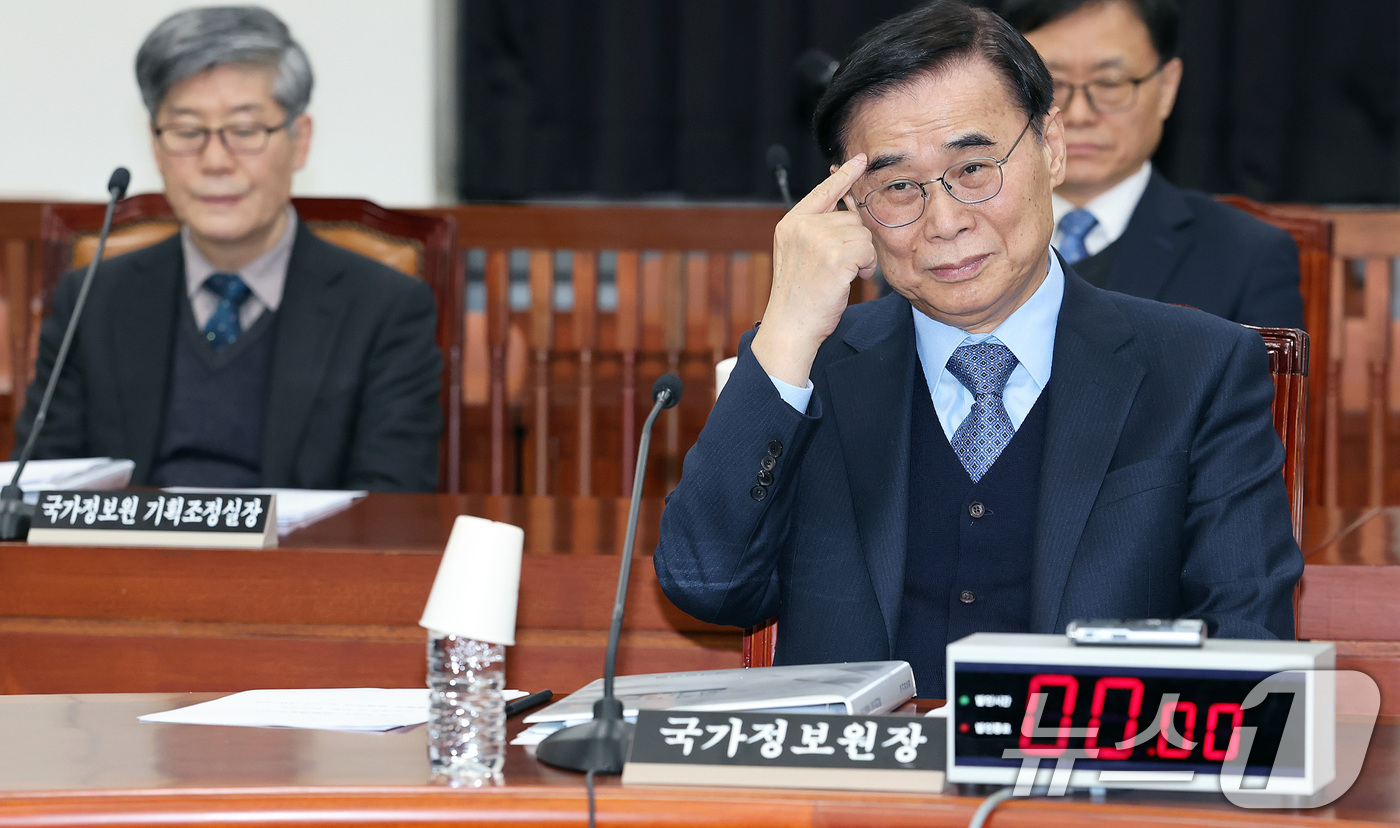 (서울=뉴스1) 국회사진기자단 = 이종석 국가정보원장이 12일 서울 여의도 국회에서 열린 정보위원회 전체회의에 출석해 있다. 2026.2.12/뉴스1