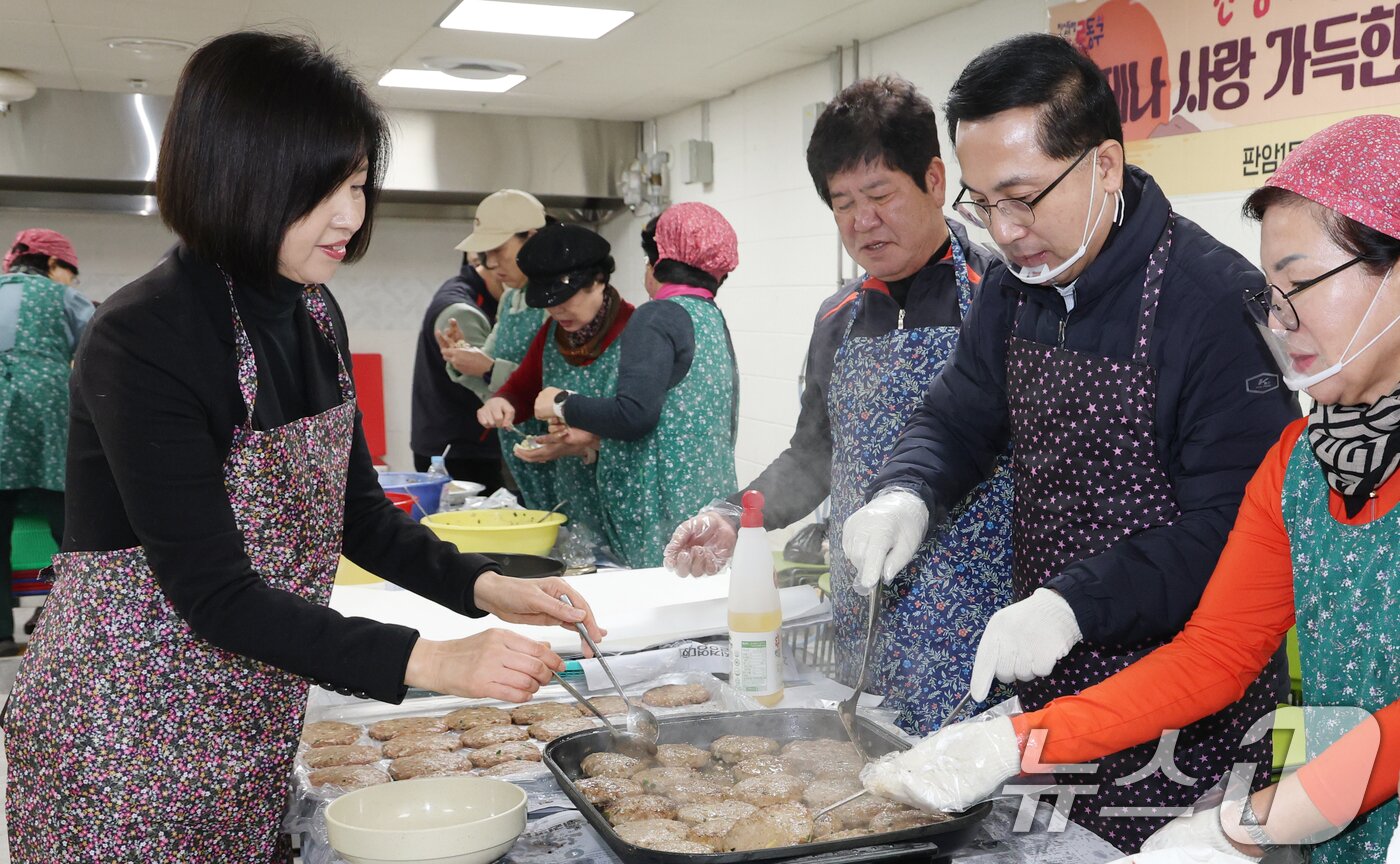 본문 이미지 - 박희조 대전 동구청장이 12일 판암1동 행정복지센터에서 주민들과 소외계층에 전달할 명절 음식을 만들고 있다. 2026.2.12 ⓒ 뉴스1 김기태 기자