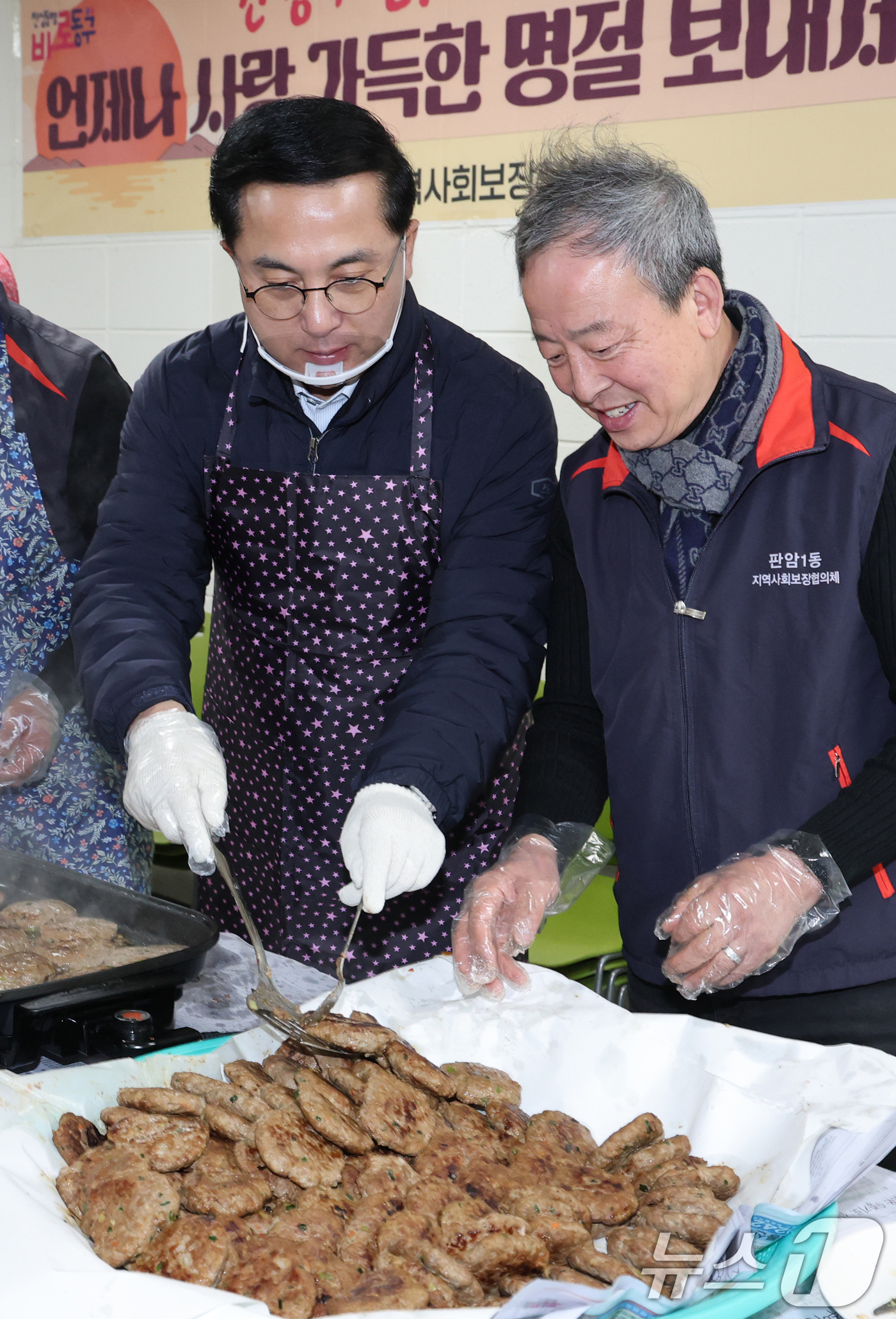(대전=뉴스1) 김기태 기자 = 박희조 대전 동구청장이 12일 판암1동 행정복지센터에서 주민들과 소외계층에 전달할 명절 음식을 만들고 있다.  2026.2.12/뉴스1