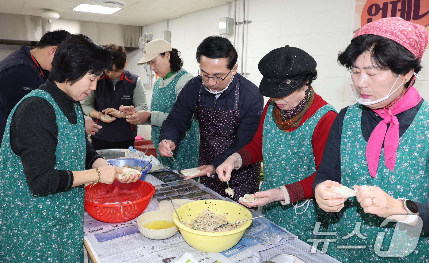 (대전=뉴스1) 김기태 기자 = 박희조 대전 동구청장이 12일 판암1동 행정복지센터에서 주민들과 소외계층에 전달할 명절 음식을 만들고 있다.  2026.2.12/뉴스1