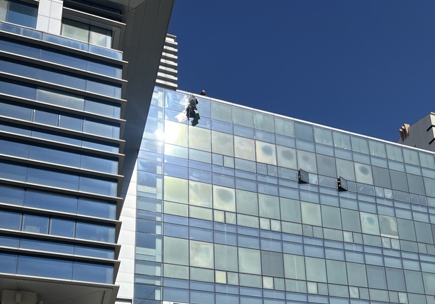 "하도급 공사대금 못받았다"…부산 남구청사 외벽 매달려 시위 중