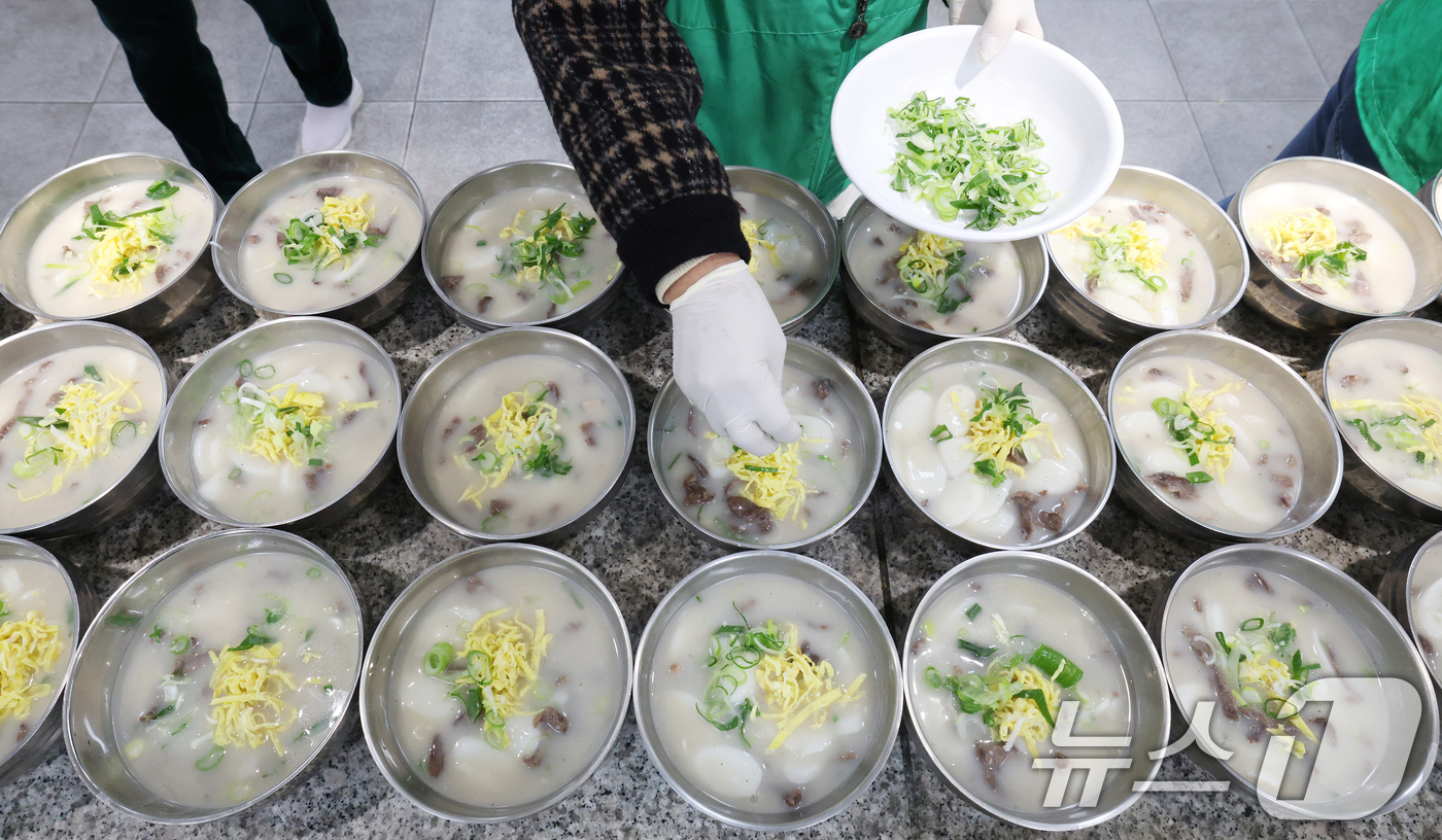 (용인=뉴스1) 김영운 기자 = 12일 경기 용인시 처인구 새마을회관 무료급식소에서 용인시 새마을회 회원들이 설 맞이 떡국 나눔 행사를 진행하고 있다. 2026.2.12/뉴스1