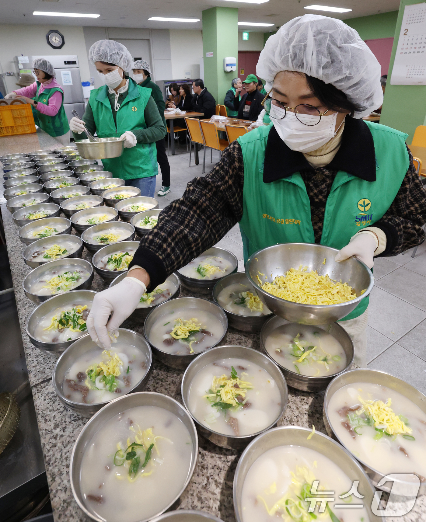 (용인=뉴스1) 김영운 기자 = 12일 경기 용인시 처인구 새마을회관 무료급식소에서 용인시 새마을회 회원들이 설 맞이 떡국 나눔 행사를 진행하고 있다. 2026.2.12/뉴스1