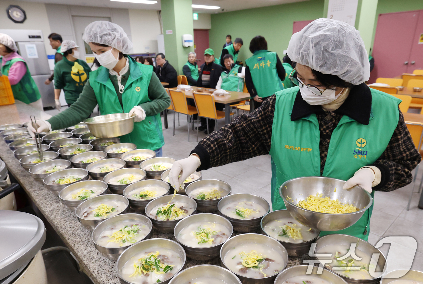 (용인=뉴스1) 김영운 기자 = 12일 경기 용인시 처인구 새마을회관 무료급식소에서 용인시 새마을회 회원들이 설 맞이 떡국 나눔 행사를 진행하고 있다. 2026.2.12/뉴스1