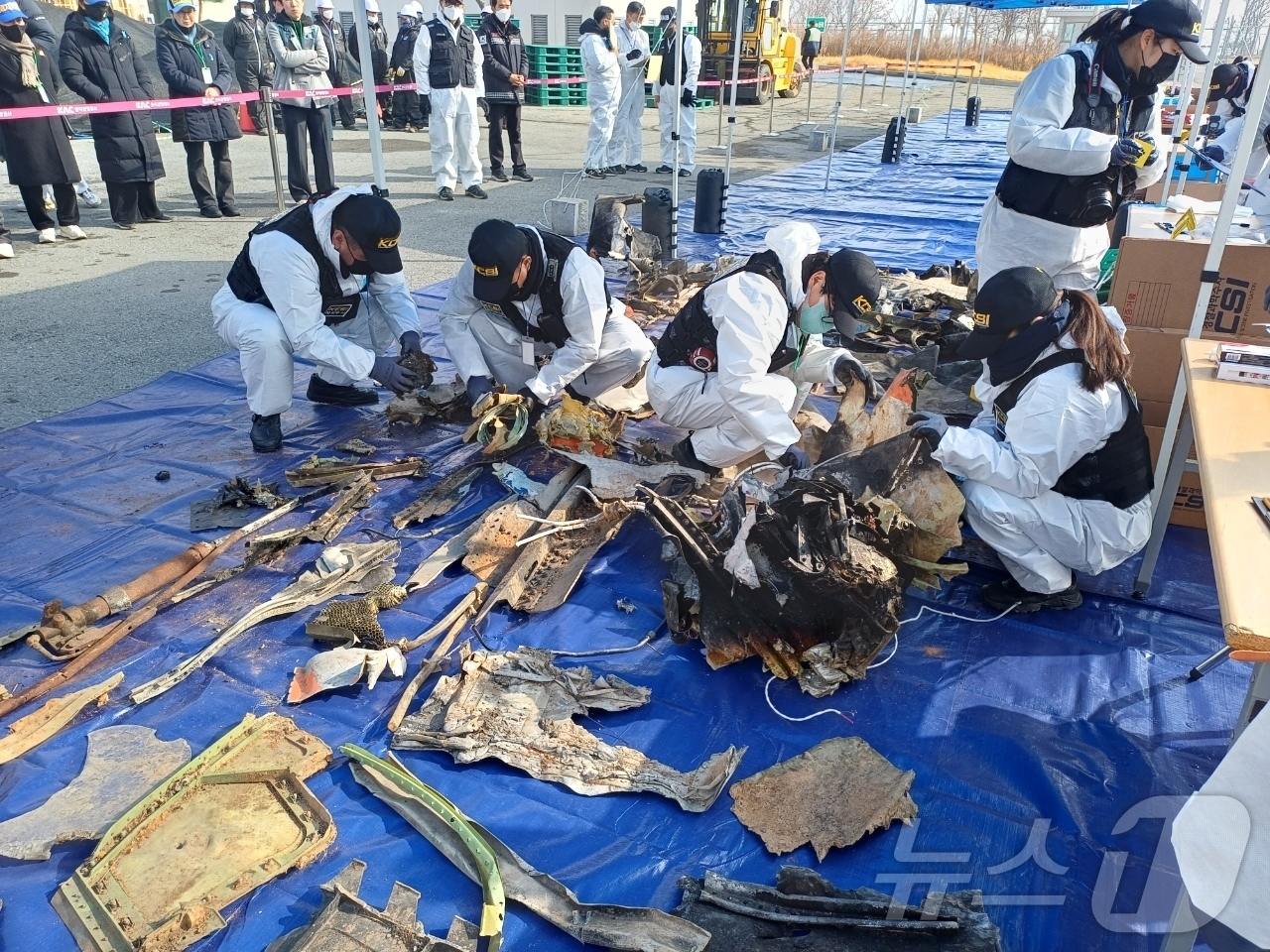 (무안=뉴스1) 박지현 기자 = 12일 오전 전남 무안국제공항에서 잔해물 보관 창고에서 179명이 숨진 제주항공 참사 사고기 잔해물 관련 재조사가 진행되고 있다. (독자 제공. 재 …