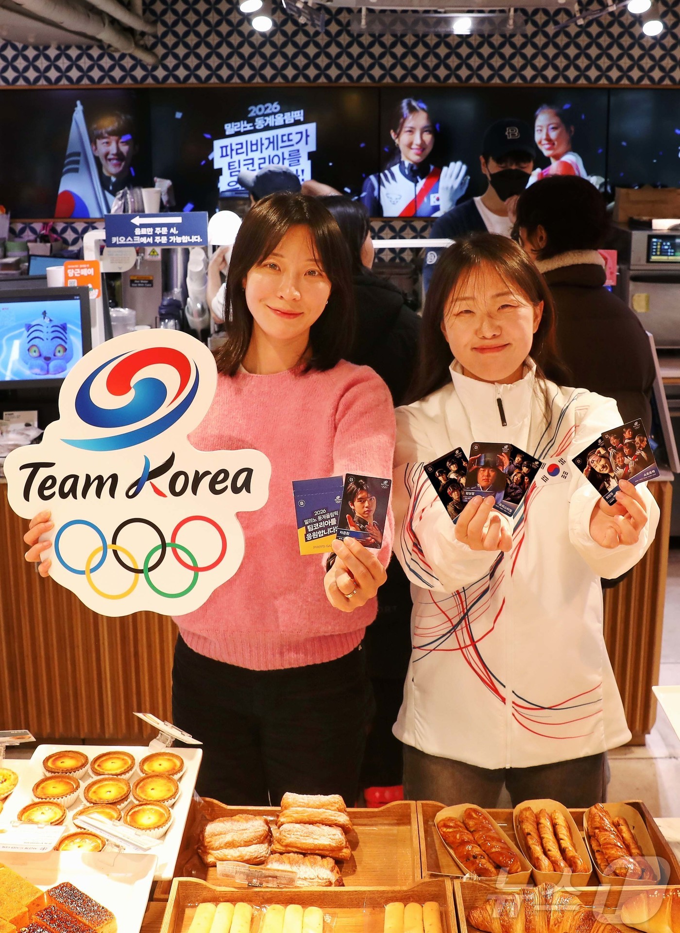 (서울=뉴스1) = 파리바게뜨가 2026 밀라노·코르티나 동계올림픽에 출전한 팀코리아 선수단의 선전을 기원하는 의미를 담은 '팀코리아' 포토카드를 선보인다고 12일 밝혔다. 사진은 …