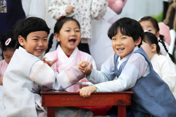 귀성 앞 전국 미세먼지에 '뿌연 시야'…내일 낮 최고 16도 '포근'(종합)