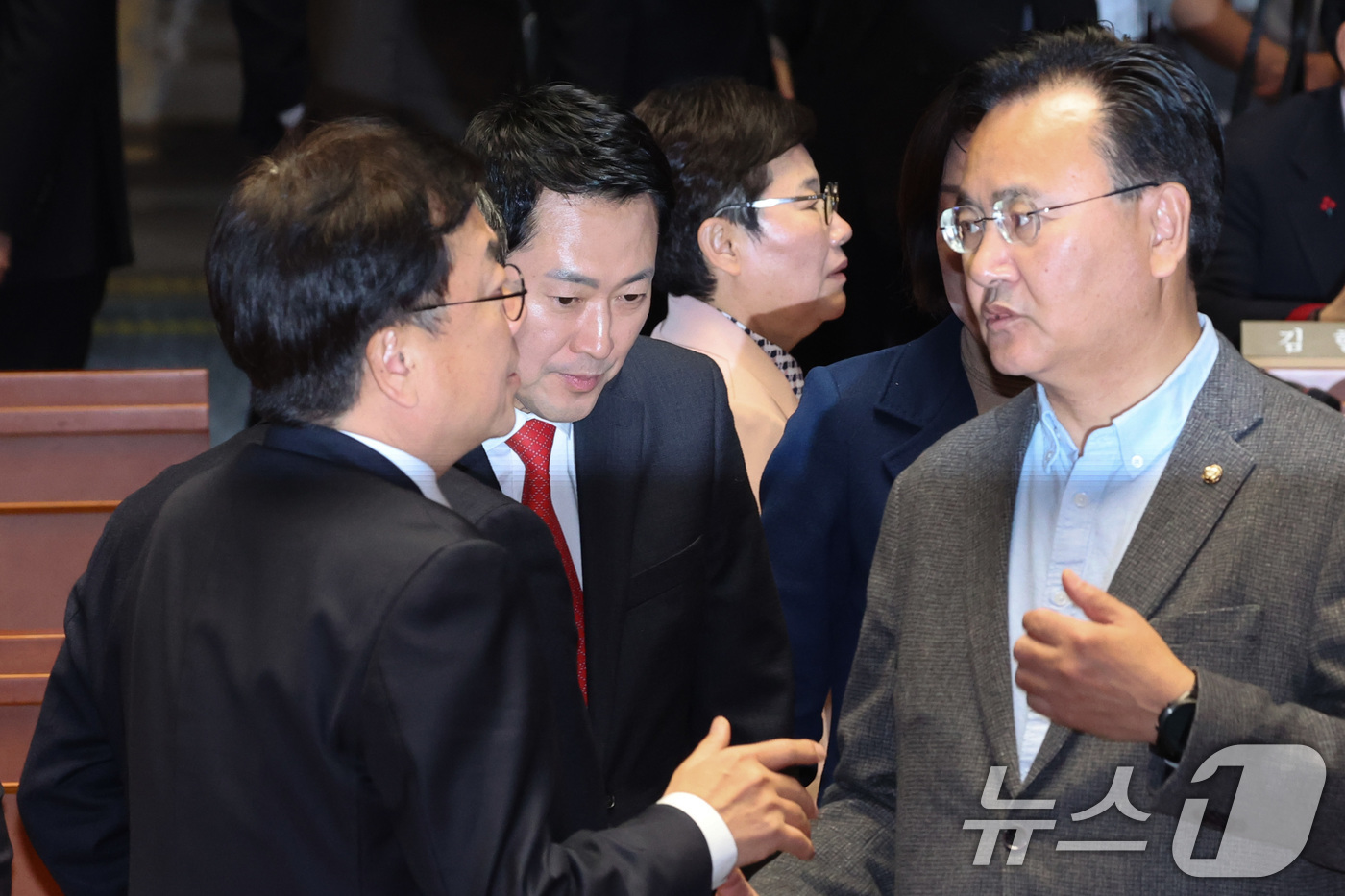 (서울=뉴스1) 신웅수 기자 = 장동혁 국민의힘 대표가 12일 서울 여의도 국회에서 열린 의원총회에서 의원들과 대화하고 있다. 2026.2.12/뉴스1