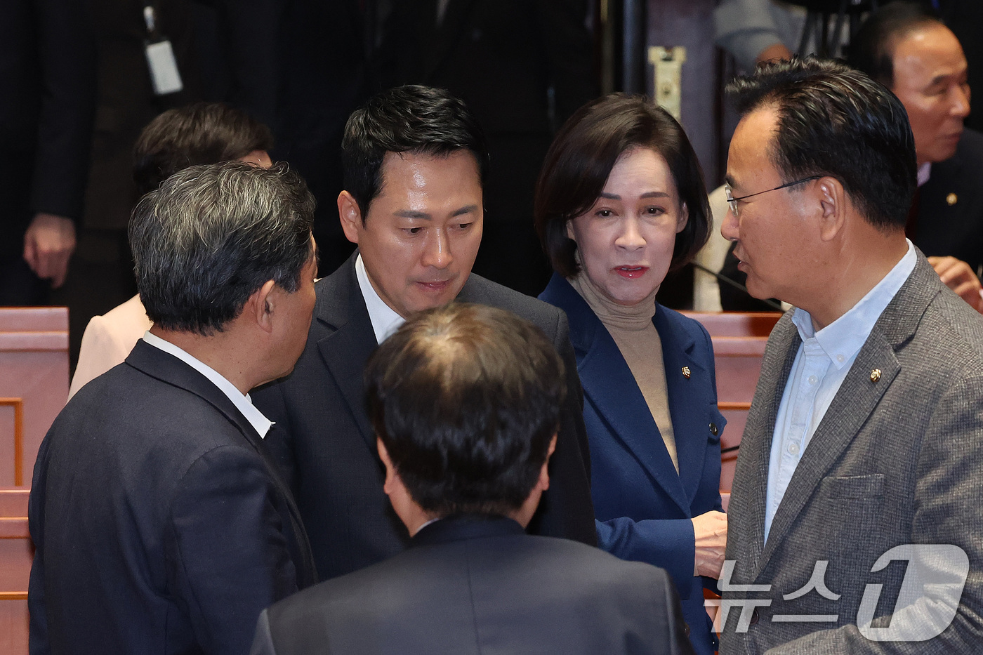 (서울=뉴스1) 신웅수 기자 = 장동혁 국민의힘 대표가 12일 서울 여의도 국회에서 열린 의원총회에서 의원들과 대화하고 있다. 2026.2.12/뉴스1