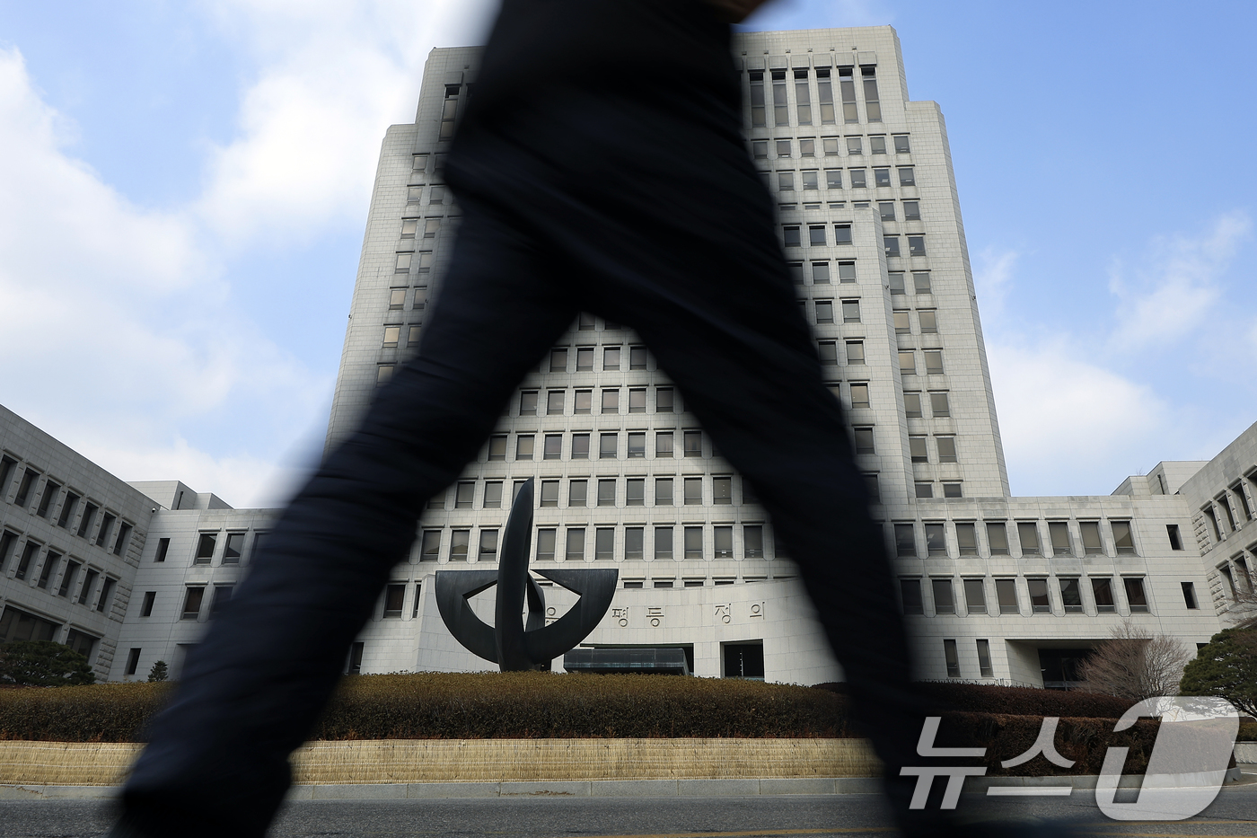 (서울=뉴스1) 박정호 기자 = 대법관을 증원하는 내용의 법원조직법 개정안과 대법원 판결에 헌법소원을 제기할 수 있도록 하는 헌법재판소법 개정안이 국회 법제사법위원회를 통과한 가운 …