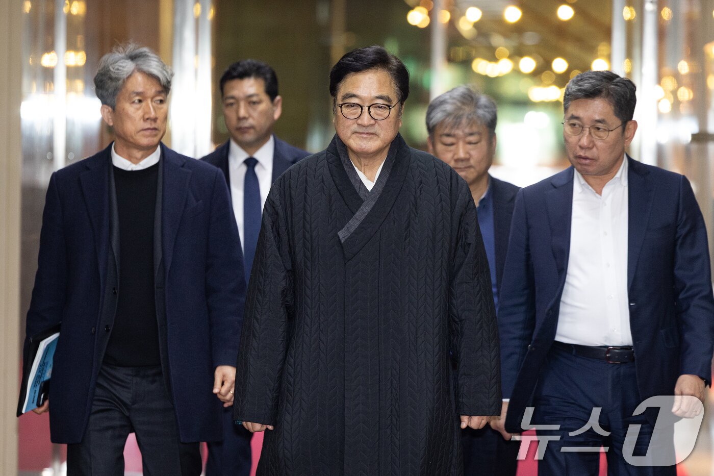 본문 이미지 - 우원식 국회의장이 지난 12일 서울 여의도 국회에서 의장실로 들어서고 있다. 2026.2.12 ⓒ 뉴스1 유승관 기자