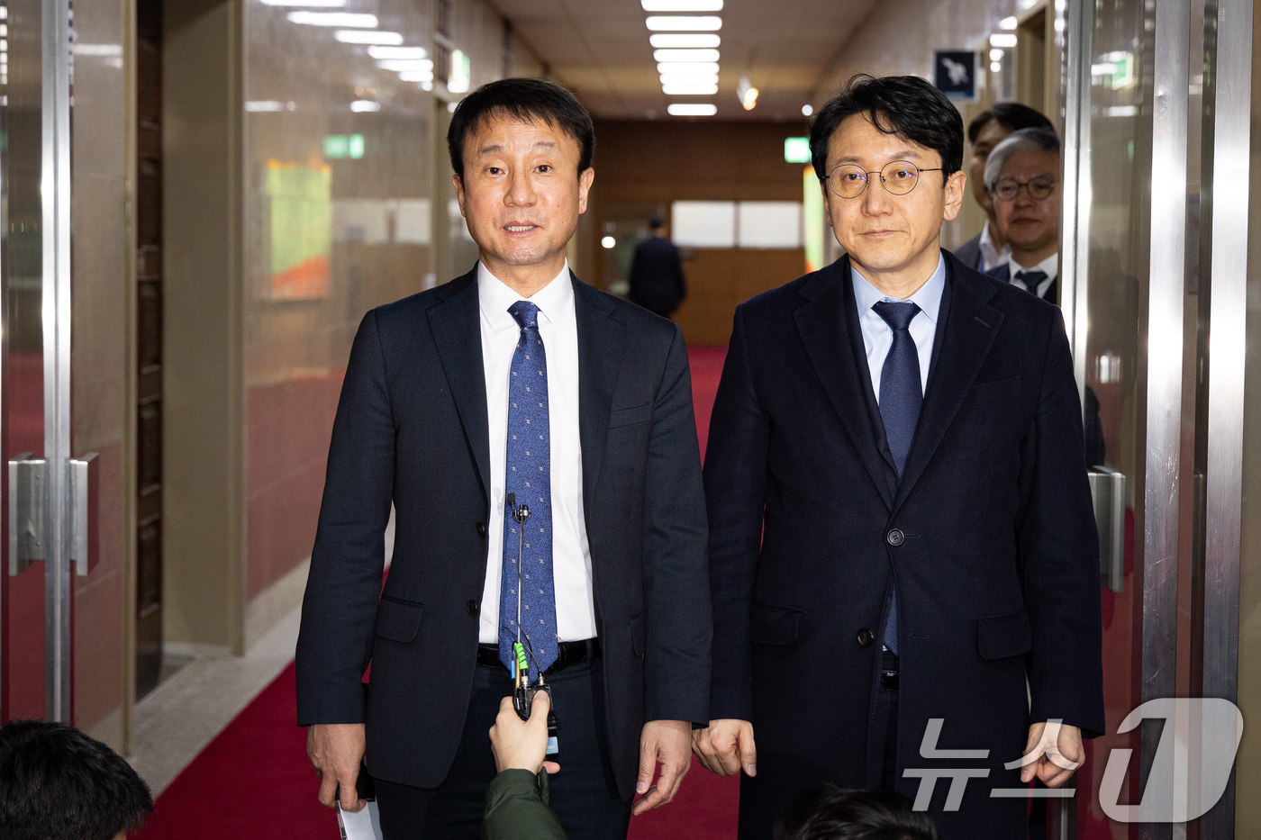 (서울=뉴스1) 유승관 기자 = 한병도 더불어민주당 원내대표가 12일 서울 여의도 국회에서 의장주재 여야 원내대표 회동에 송언석 국민의힘 원내대표가 불참하자 우원식 의장과 본회의 …