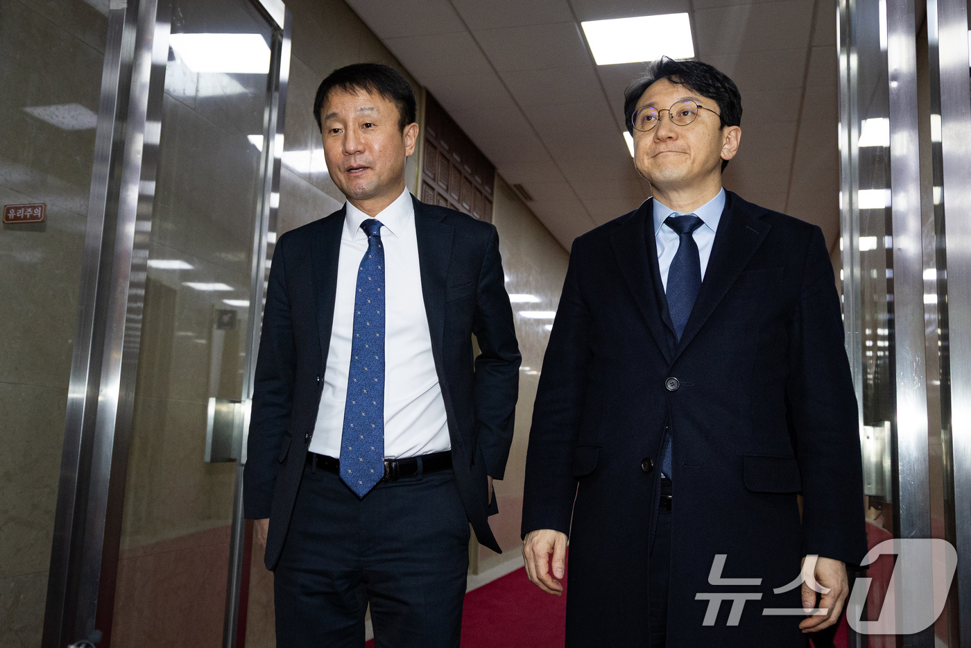 (서울=뉴스1) 유승관 기자 = 한병도 더불어민주당 원내대표가 12일 서울 여의도 국회에서 의장주재 여야 원내대표 회동에 송언석 국민의힘 원내대표가 불참하자 우원식 의장과 본회의 …