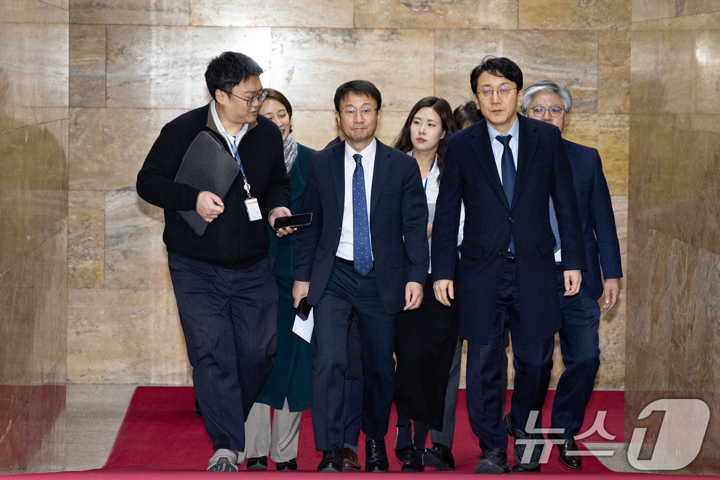 (서울=뉴스1) 유승관 기자 = 한병도 더불어민주당 원내대표와 천준호 원내운영수석부대표가 12일 서울 여의도 국회에서 여야 원내대표 회동을 위해 국회의장실로 향하고 있다. 송언석 …