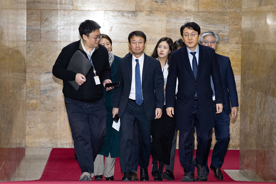 국회의장실 향하는 민주당 원내지도부