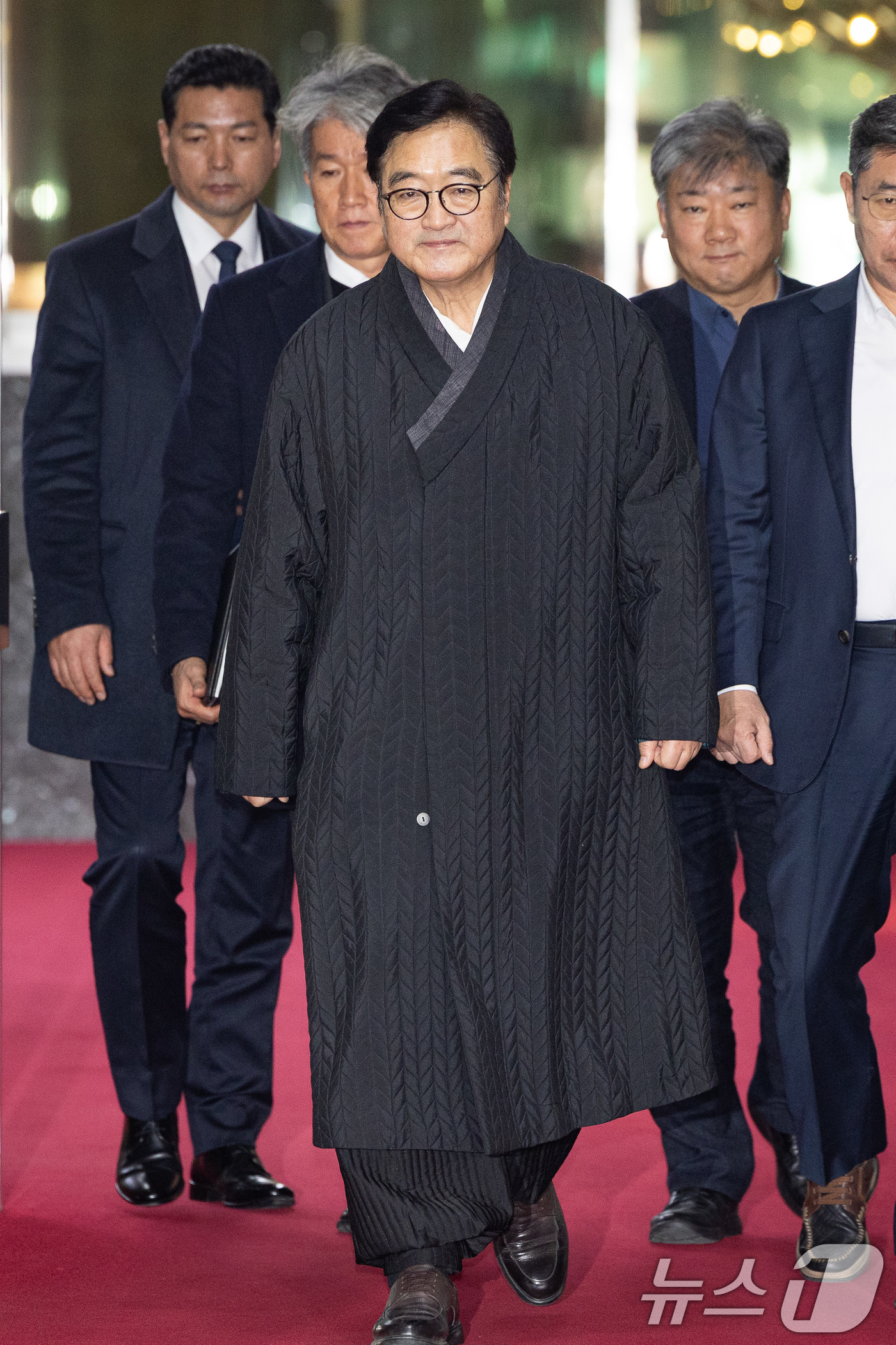 (서울=뉴스1) 유승관 기자 = 우원식 국회의장이 12일 서울 여의도 국회에서 의장실로 들어서고 있다. 2026.2.12/뉴스1