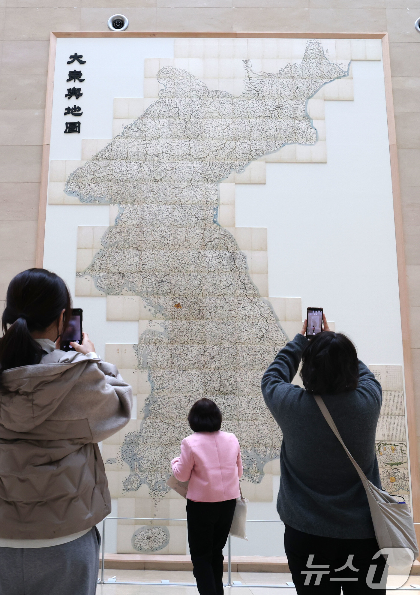 (서울=뉴스1) 이광호 기자 = 12일 서울 용산구 국립중앙박물관 상설전시실 1층 벽면에 전시된 고산자 김정호의 대동여지도를 관람객들이 관람하고 있다.국립중앙박물관은 이날부터 가로 …