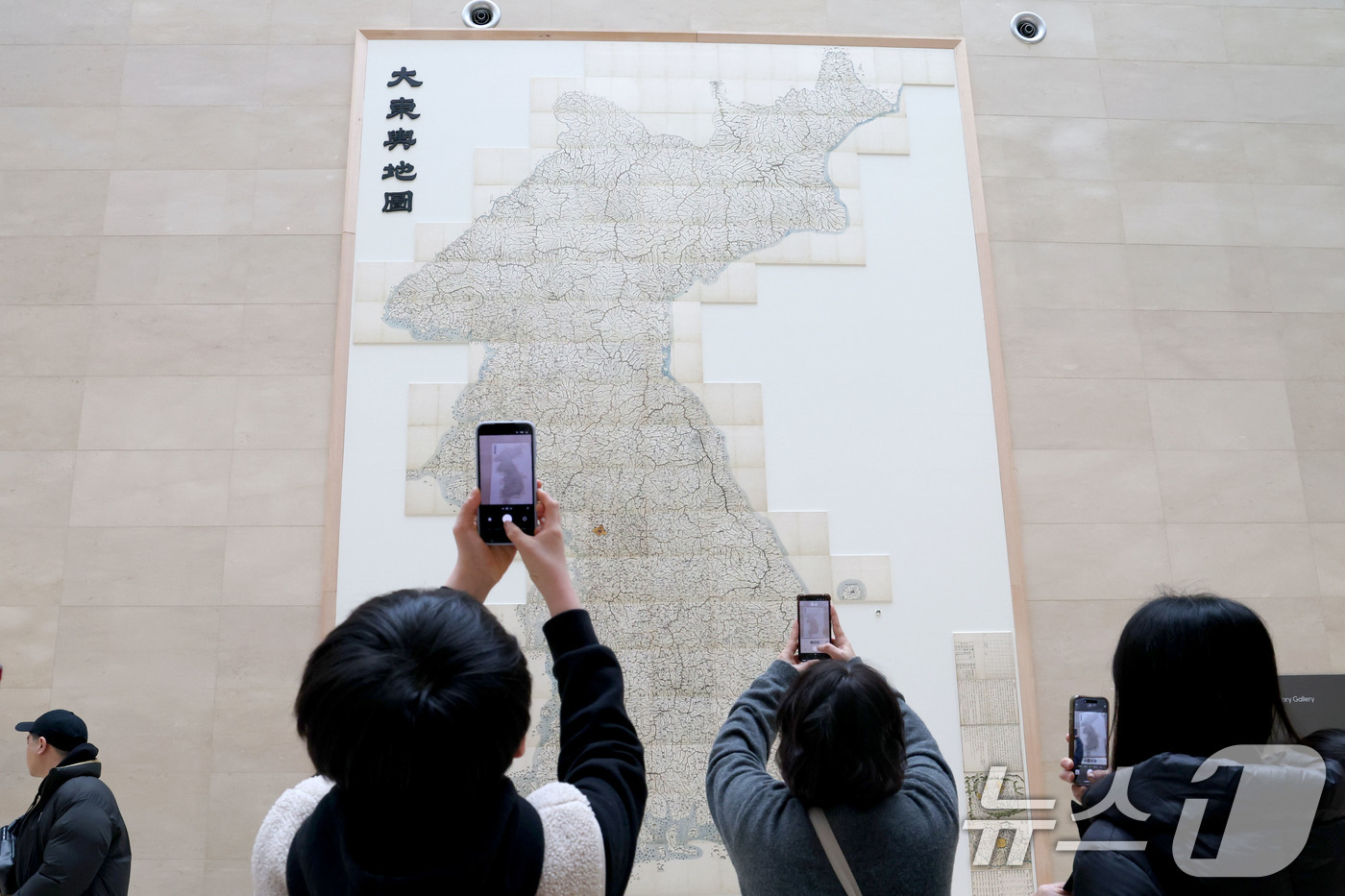 (서울=뉴스1) 이광호 기자 = 12일 서울 용산구 국립중앙박물관 상설전시실 1층 벽면에 전시된 고산자 김정호의 대동여지도를 관람객들이 관람하고 있다.국립중앙박물관은 이날부터 가로 …