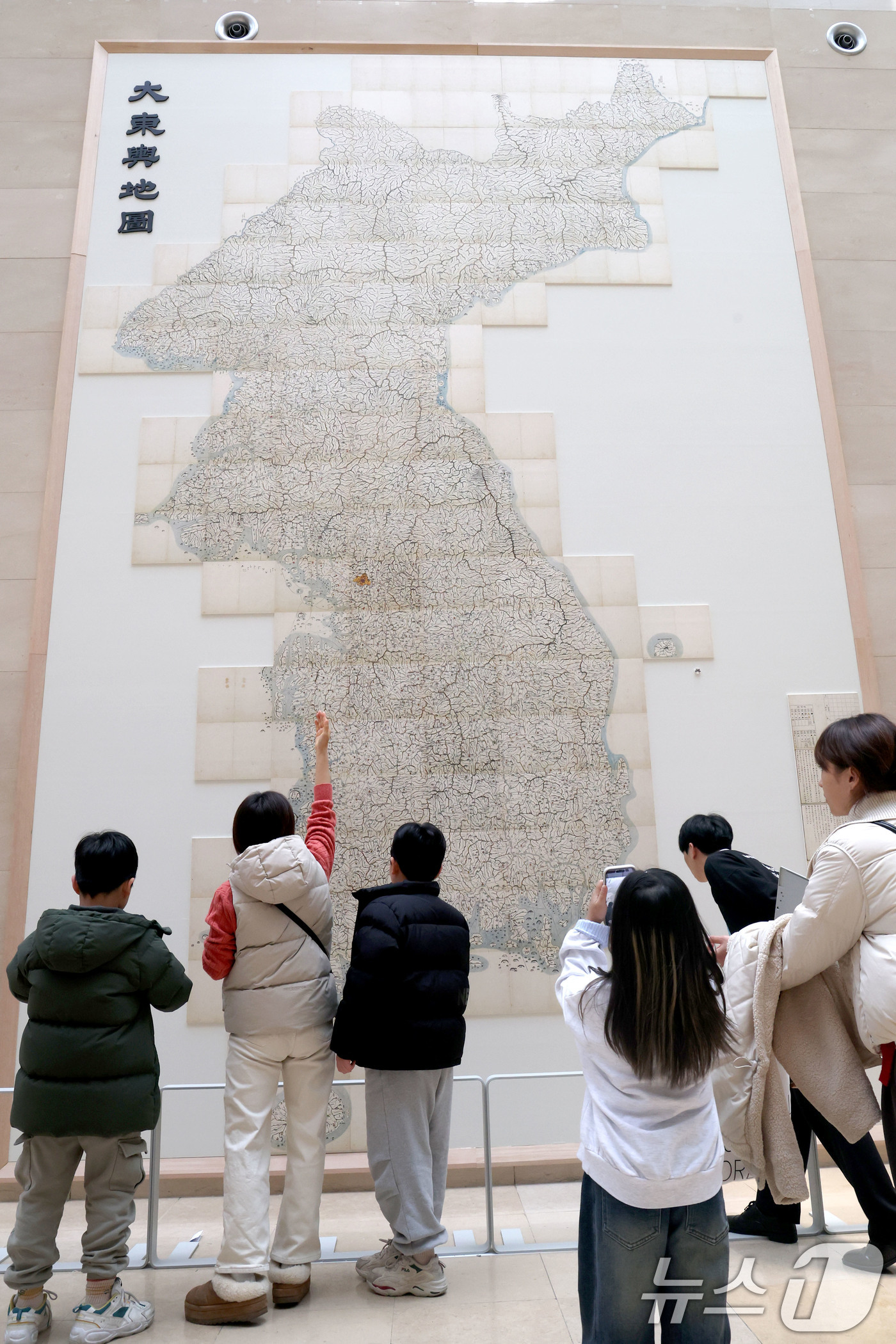 (서울=뉴스1) 이광호 기자 = 12일 서울 용산구 국립중앙박물관 상설전시실 1층 벽면에 전시된 고산자 김정호의 대동여지도를 관람객들이 관람하고 있다.국립중앙박물관은 이날부터 가로 …