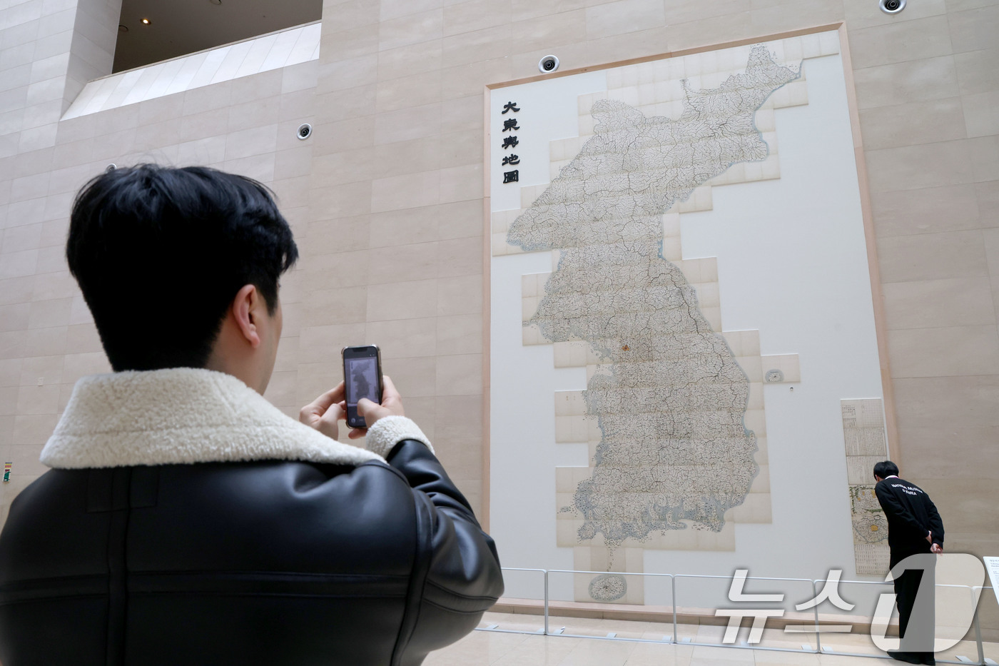 (서울=뉴스1) 이광호 기자 = 12일 서울 용산구 국립중앙박물관 상설전시실 1층 벽면에 전시된 고산자 김정호의 대동여지도를 관람객들이 관람하고 있다.국립중앙박물관은 이날부터 가로 …