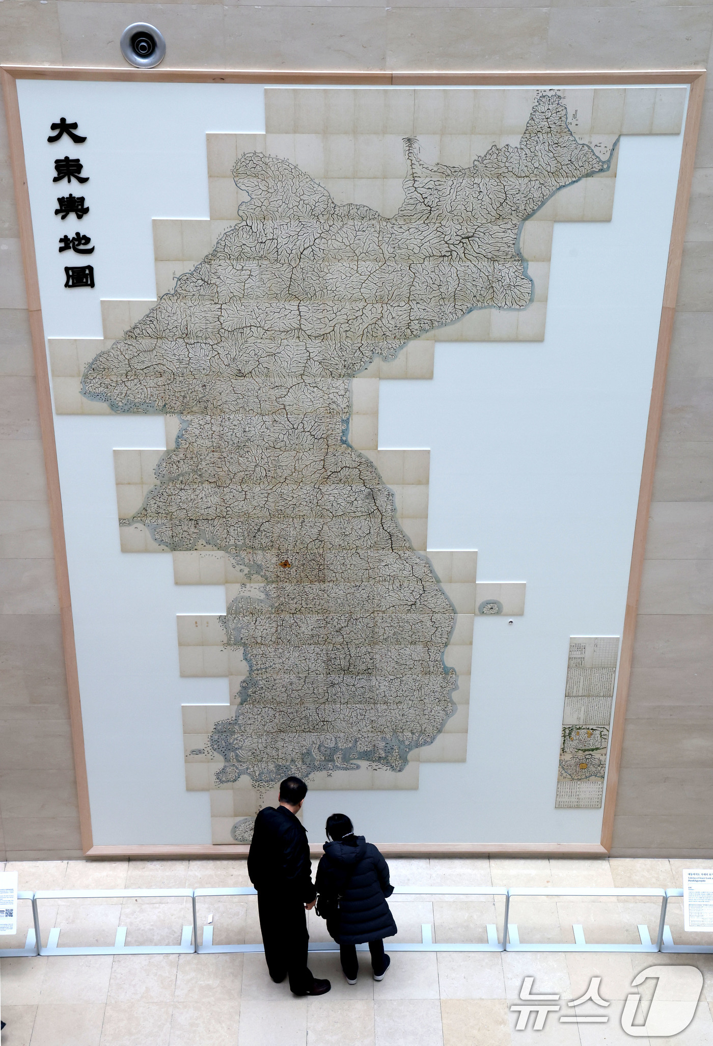 (서울=뉴스1) 이광호 기자 = 12일 서울 용산구 국립중앙박물관 상설전시실 1층 벽면에 전시된 고산자 김정호의 대동여지도를 관람객들이 관람하고 있다.국립중앙박물관은 이날부터 가로 …