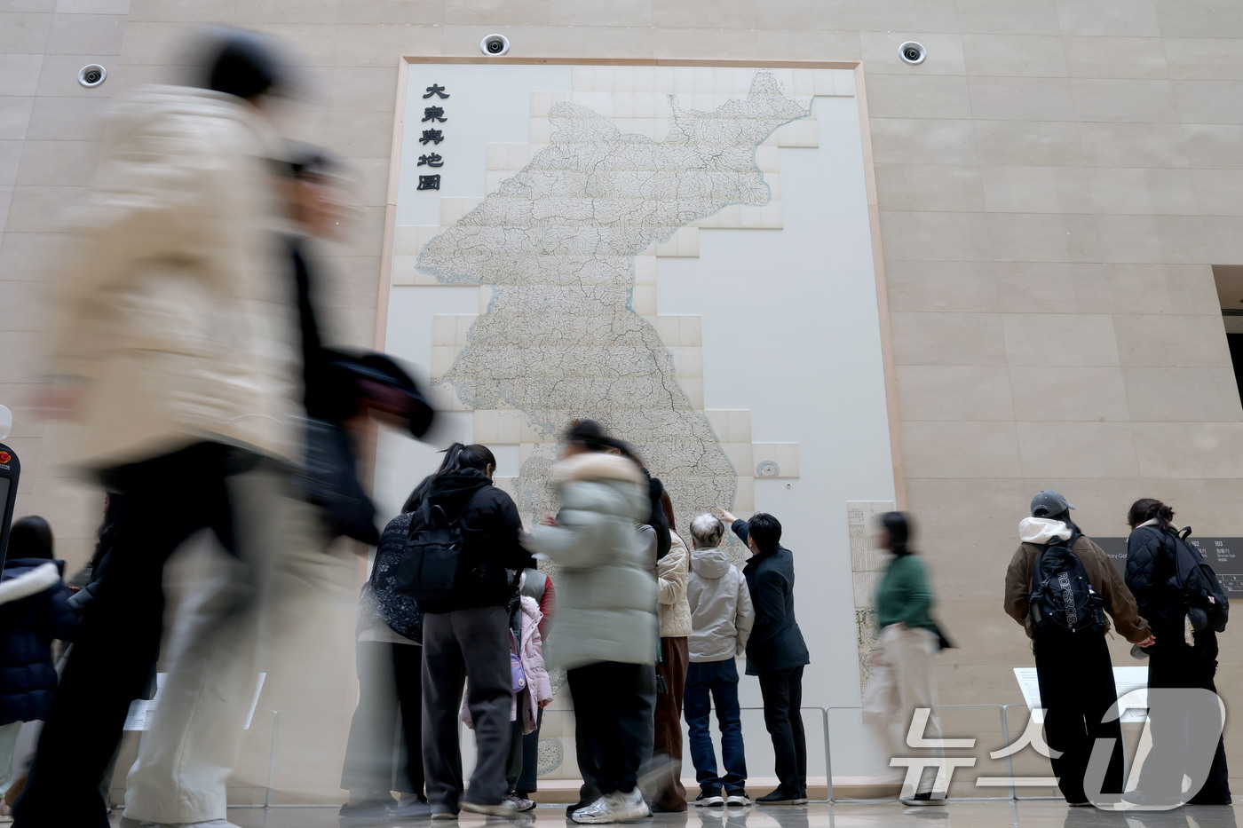 (서울=뉴스1) 이광호 기자 = 12일 서울 용산구 국립중앙박물관 상설전시실 1층 벽면에 전시된 고산자 김정호의 대동여지도를 관람객들이 관람하고 있다.국립중앙박물관은 이날부터 가로 …