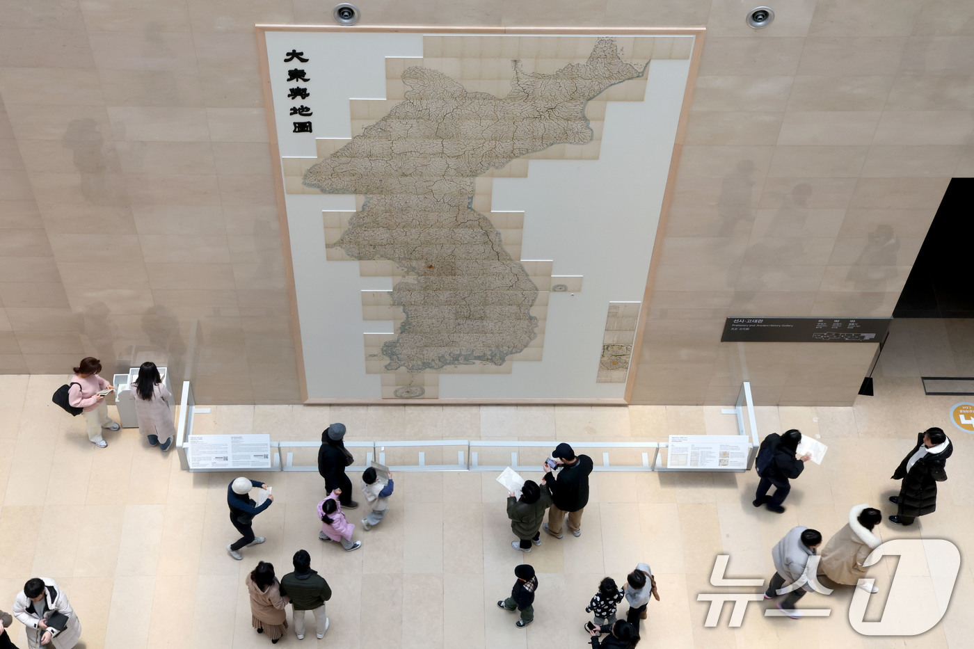 (서울=뉴스1) 이광호 기자 = 12일 서울 용산구 국립중앙박물관 상설전시실 1층 벽면에 전시된 고산자 김정호의 대동여지도를 관람객들이 관람하고 있다.국립중앙박물관은 이날부터 가로 …