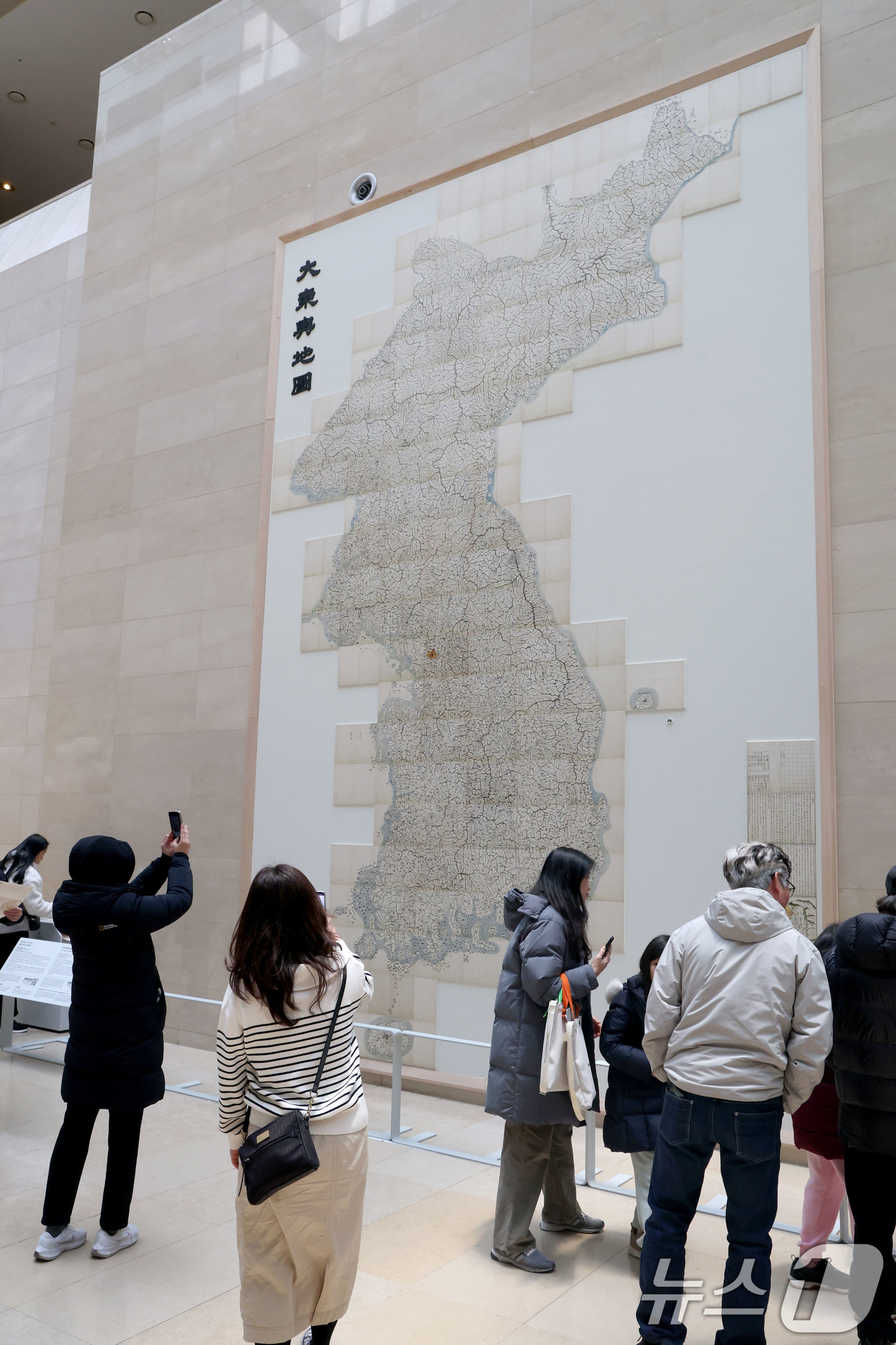 (서울=뉴스1) 이광호 기자 = 12일 서울 용산구 국립중앙박물관 상설전시실 1층 벽면에 전시된 고산자 김정호의 대동여지도를 관람객들이 관람하고 있다.국립중앙박물관은 이날부터 가로 …