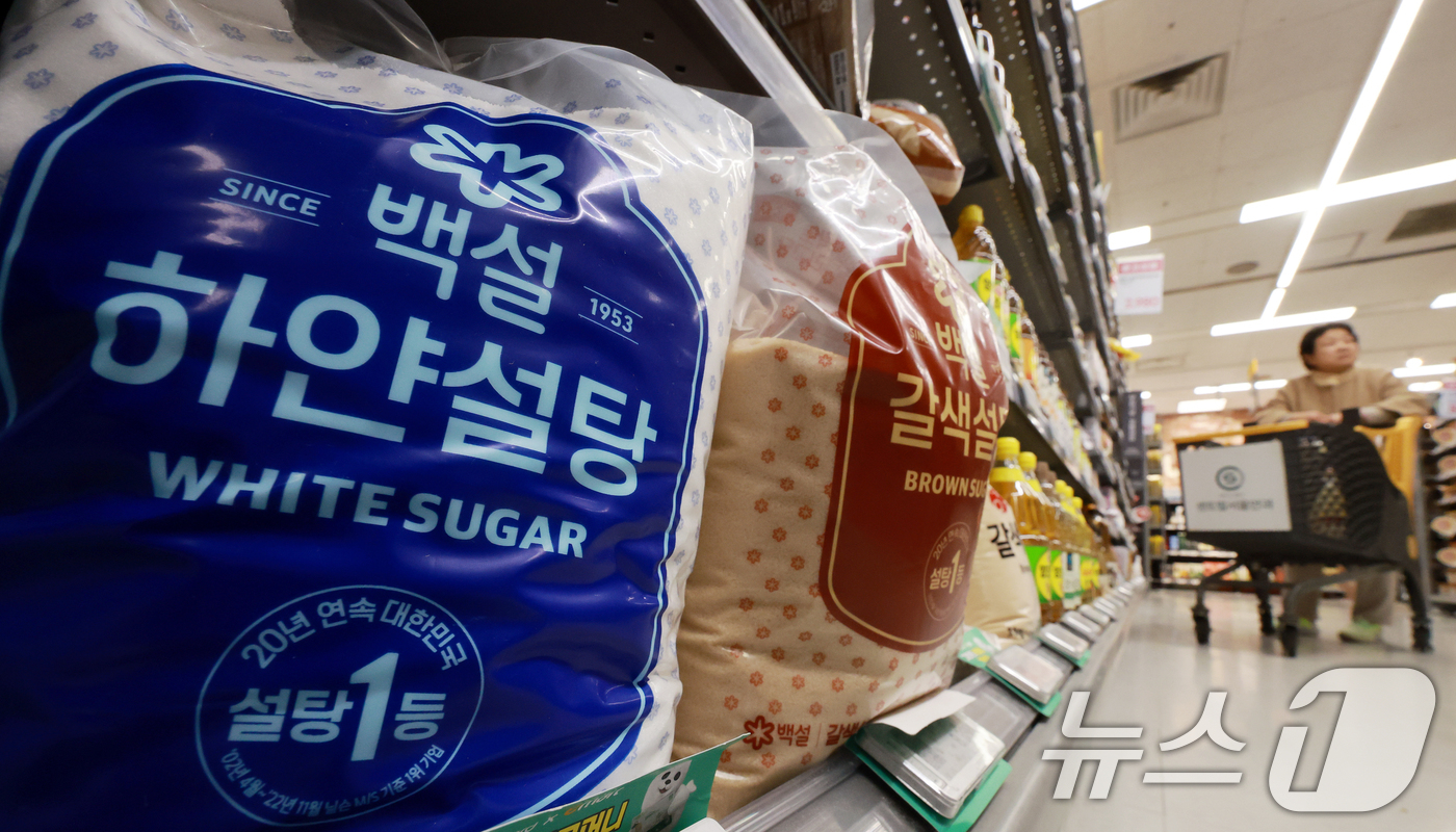 (서울=뉴스1) 이호윤 기자 = 12일 공정거래위원회가 4년간 설탕 가격을 담합한 CJ제일제당·삼양사·대한제당에 시정명령을 내리고 과징금 4,083억 원을 부과했다. 공정위는 위 …