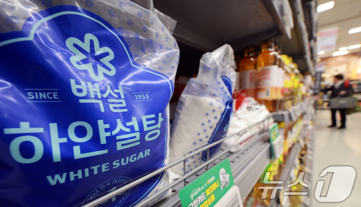 (서울=뉴스1) 이호윤 기자 = 12일 공정거래위원회가 4년간 설탕 가격을 담합한 CJ제일제당·삼양사·대한제당에 시정명령을 내리고 과징금 4,083억 원을 부과했다. 공정위는 위 …