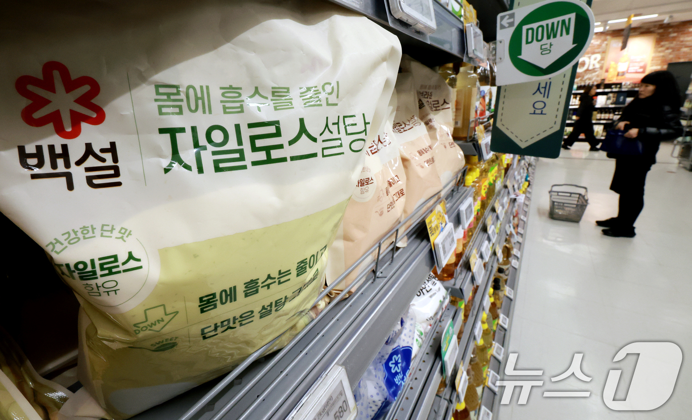 (서울=뉴스1) 이호윤 기자 = 12일 공정거래위원회가 4년간 설탕 가격을 담합한 CJ제일제당·삼양사·대한제당에 시정명령을 내리고 과징금 4,083억 원을 부과했다. 공정위는 위 …