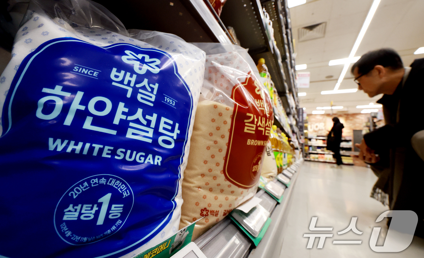 (서울=뉴스1) 이호윤 기자 = 12일 공정거래위원회가 4년간 설탕 가격을 담합한 CJ제일제당·삼양사·대한제당에 시정명령을 내리고 과징금 4,083억 원을 부과했다. 공정위는 위 …