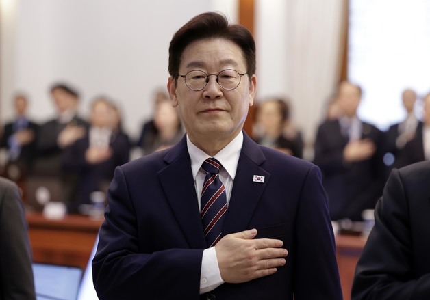 국민의례 하는 이재명 대통령