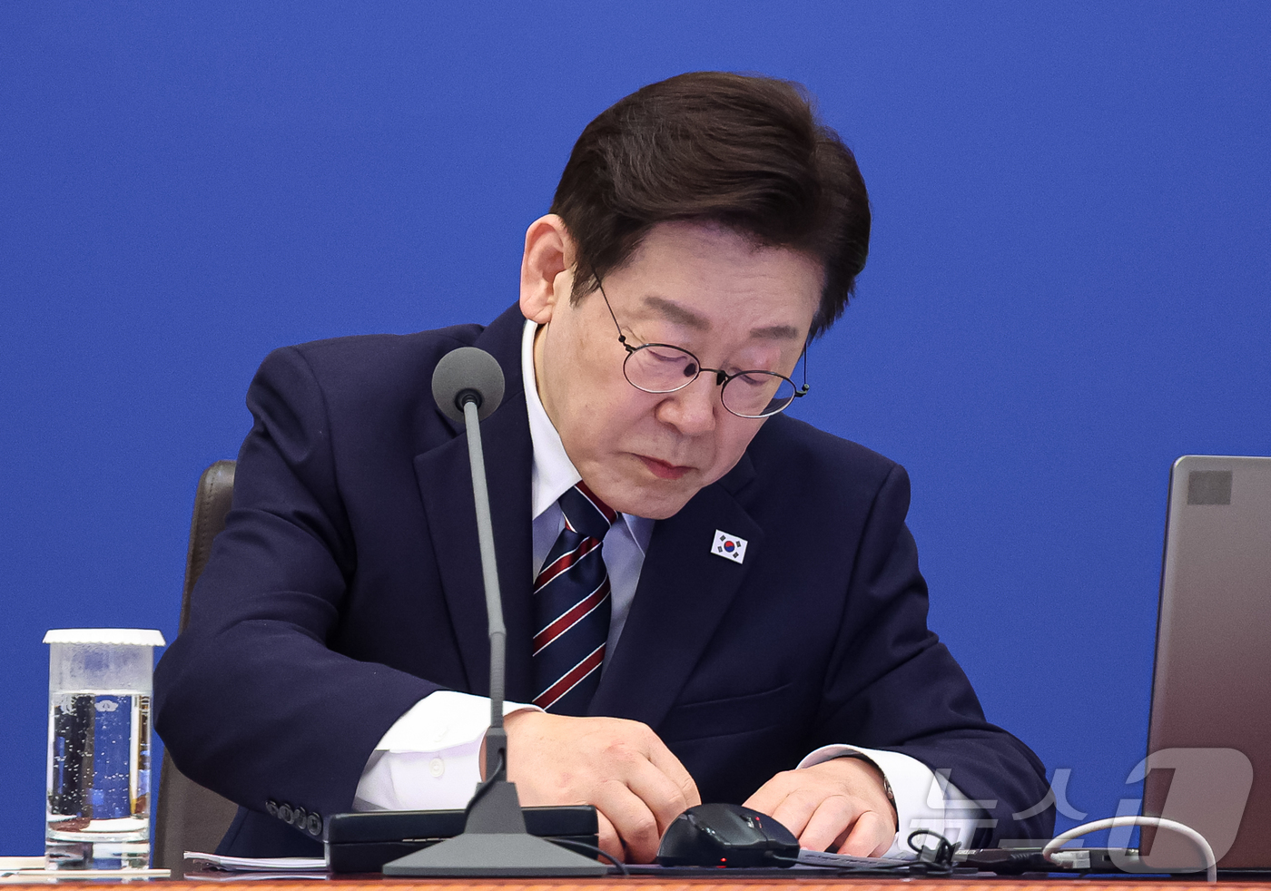 (서울=뉴스1) 허경 기자 = 이재명 대통령이 12일 청와대에서 열린 수석보좌관회의에서 자료를 살펴보고 있다. 2026.2.12/뉴스1