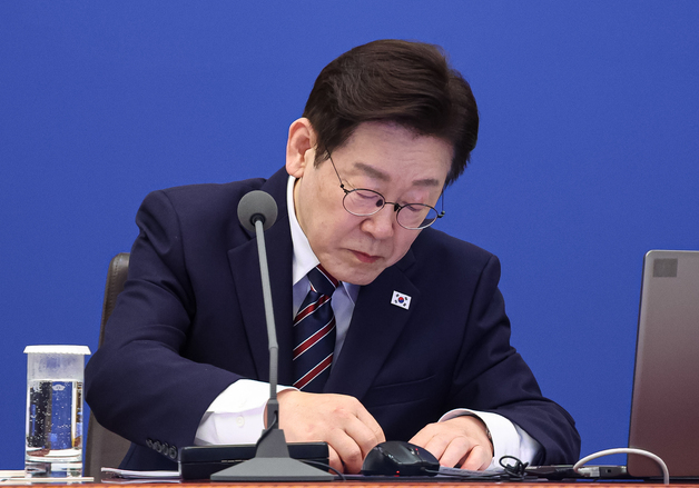 자료 살펴보는 이재명 대통령