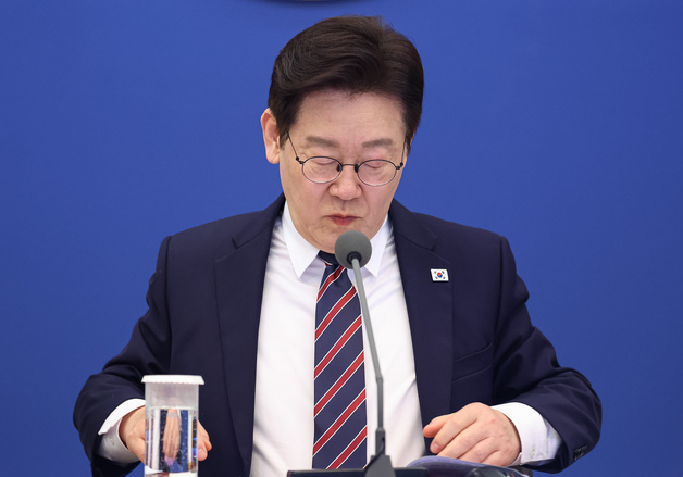 李대통령, 靑참모들에 "설 휴가·주말·퇴근 없다…우리 손에 나라 운명"